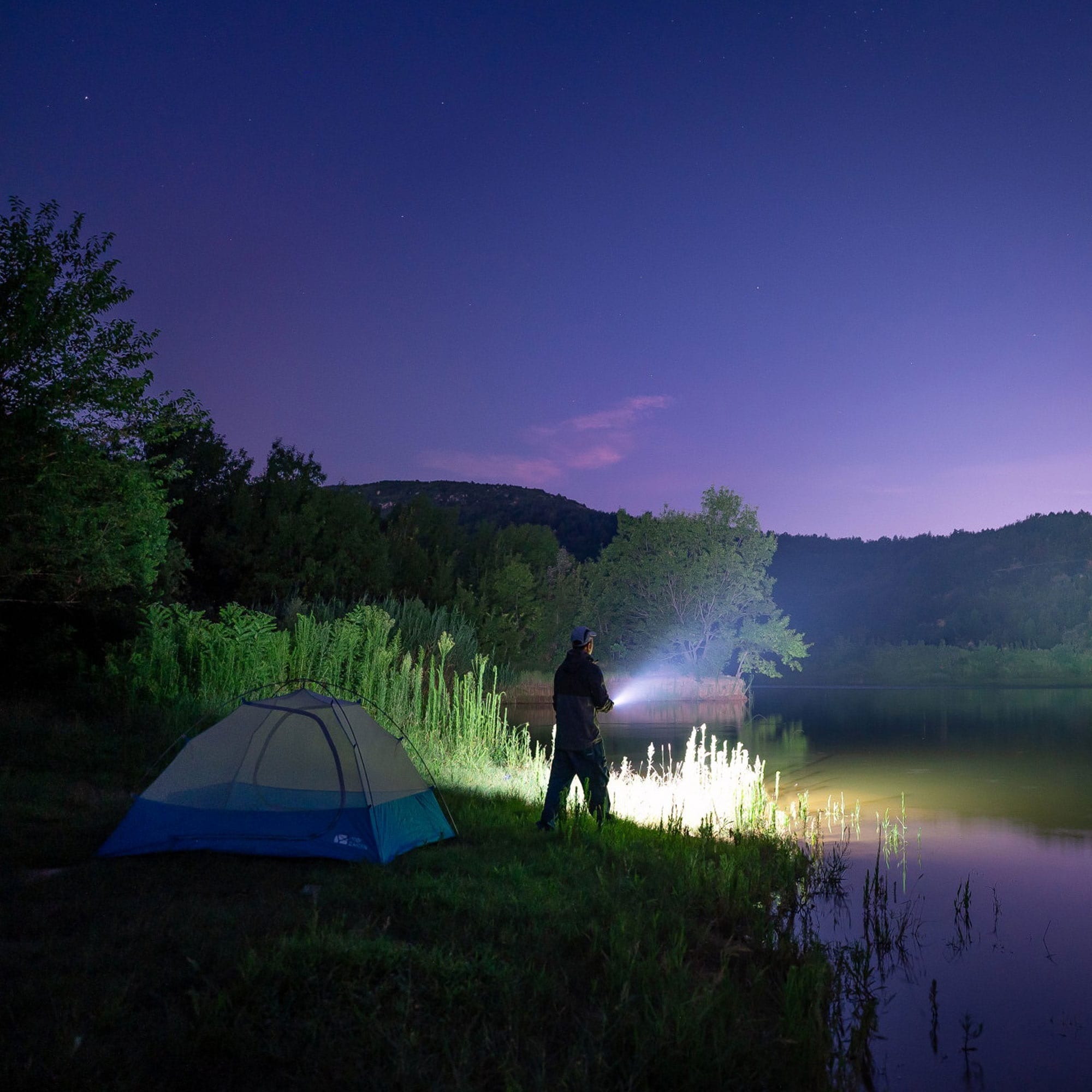 Olight Seeker 4 Pro Cool White taktikai keresőlámpa Matte Black - 4600 lumen