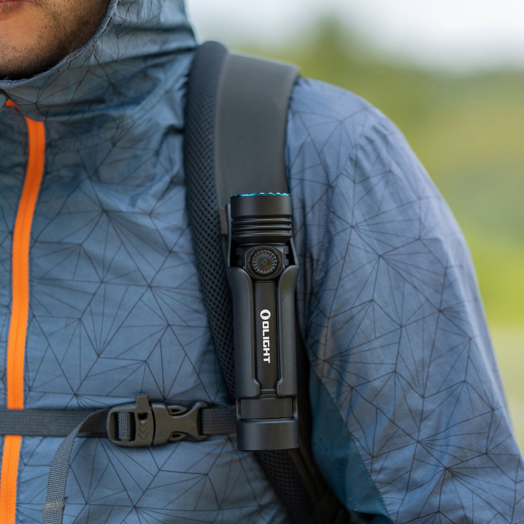 Olight Seeker 4 Pro Cool White taktikai keresőlámpa Matte Black - 4600 lumen