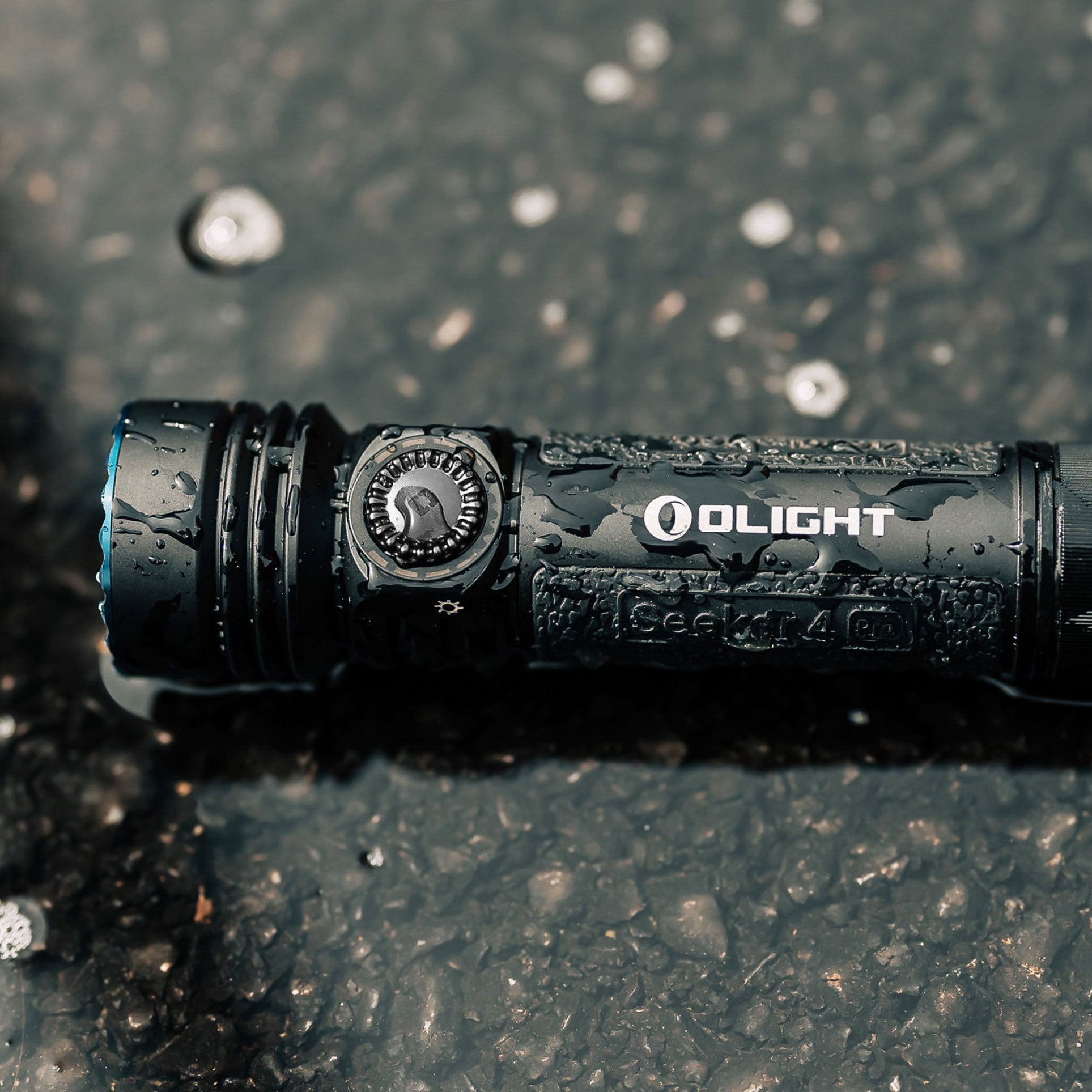Olight Seeker 4 Pro Cool White taktikai keresőlámpa Matte Black - 4600 lumen