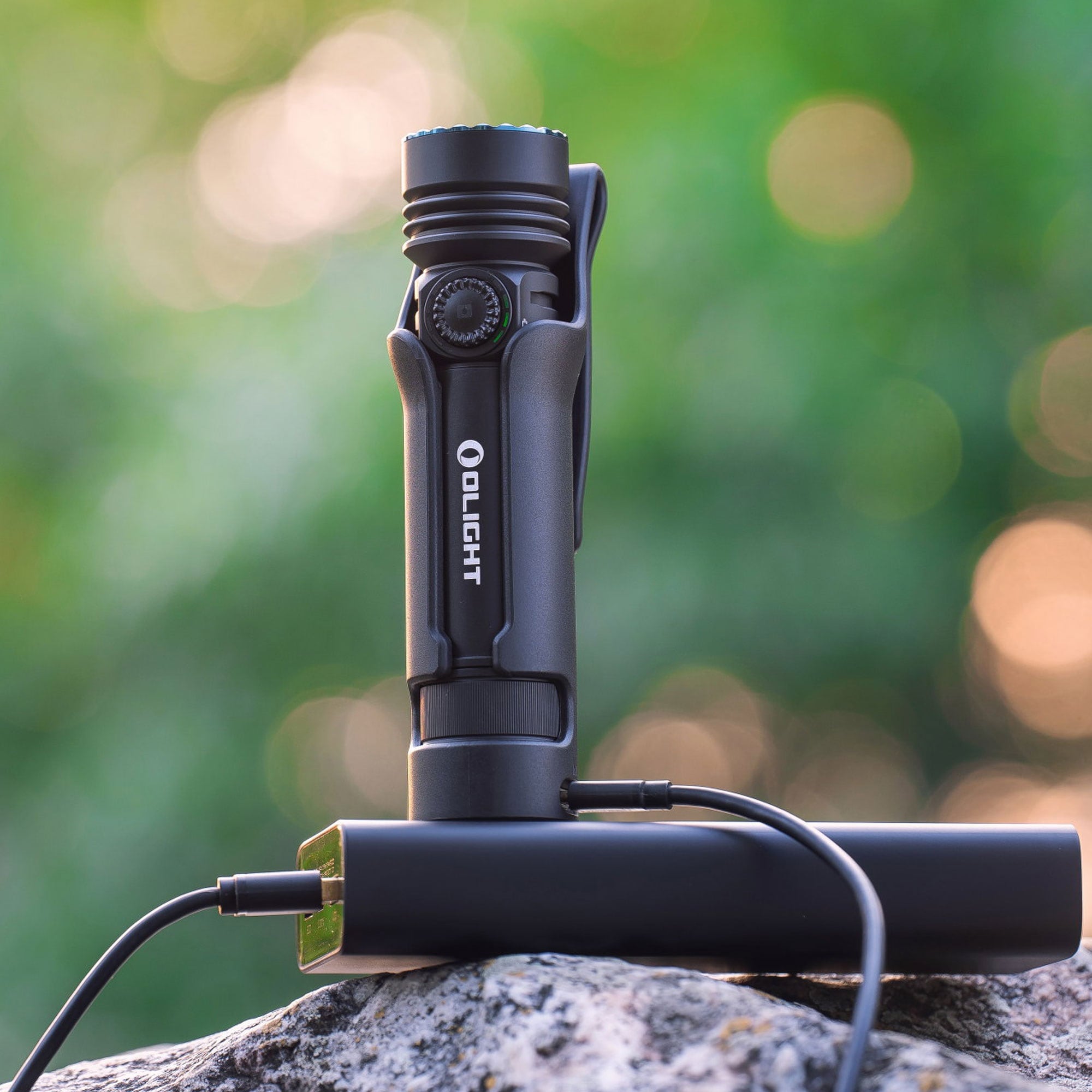 Olight Seeker 4 Pro Cool White taktikai keresőlámpa Matte Black - 4600 lumen