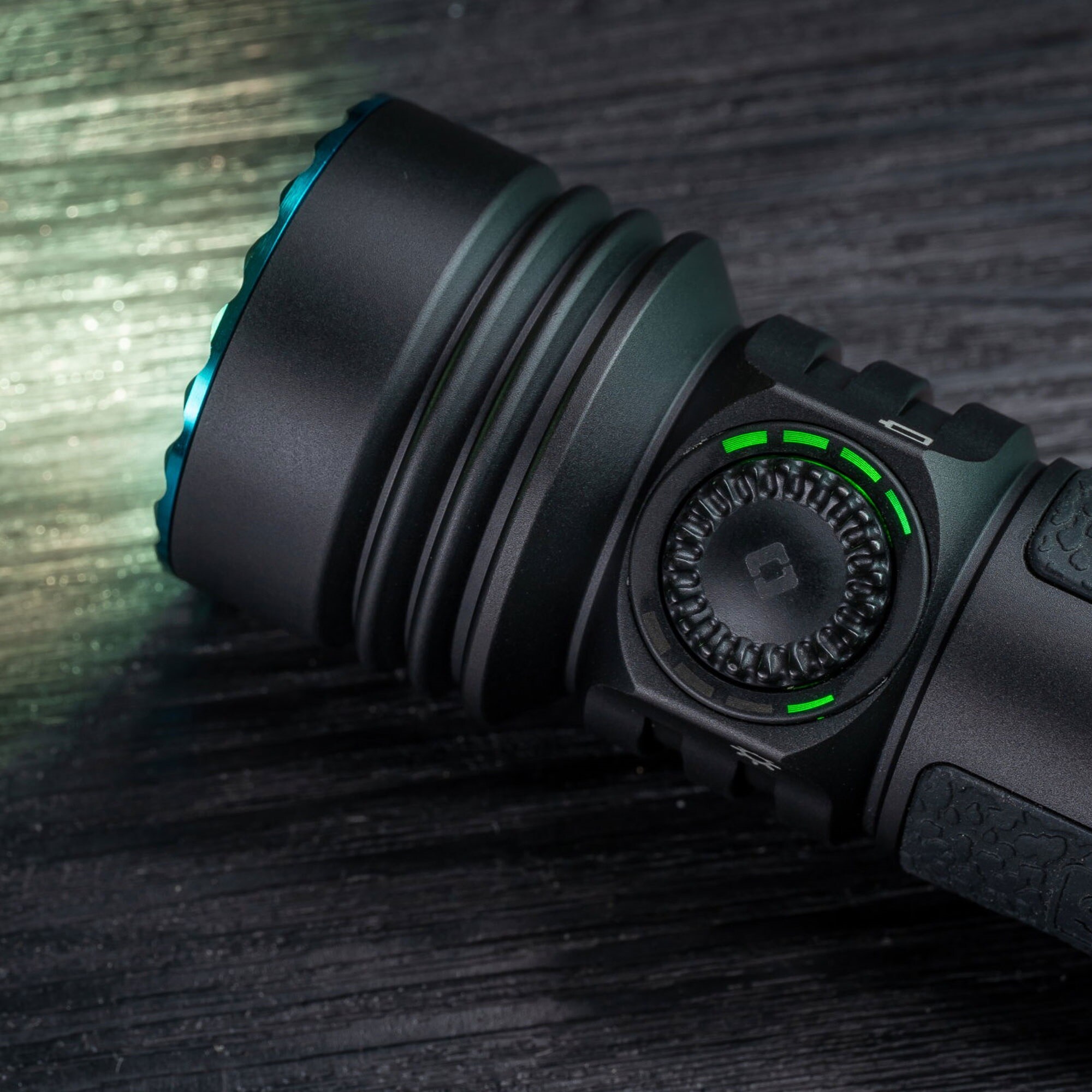 Olight Seeker 4 Pro taktikai keresőlámpa - Neutral White Matte Black - 4600 lumenów