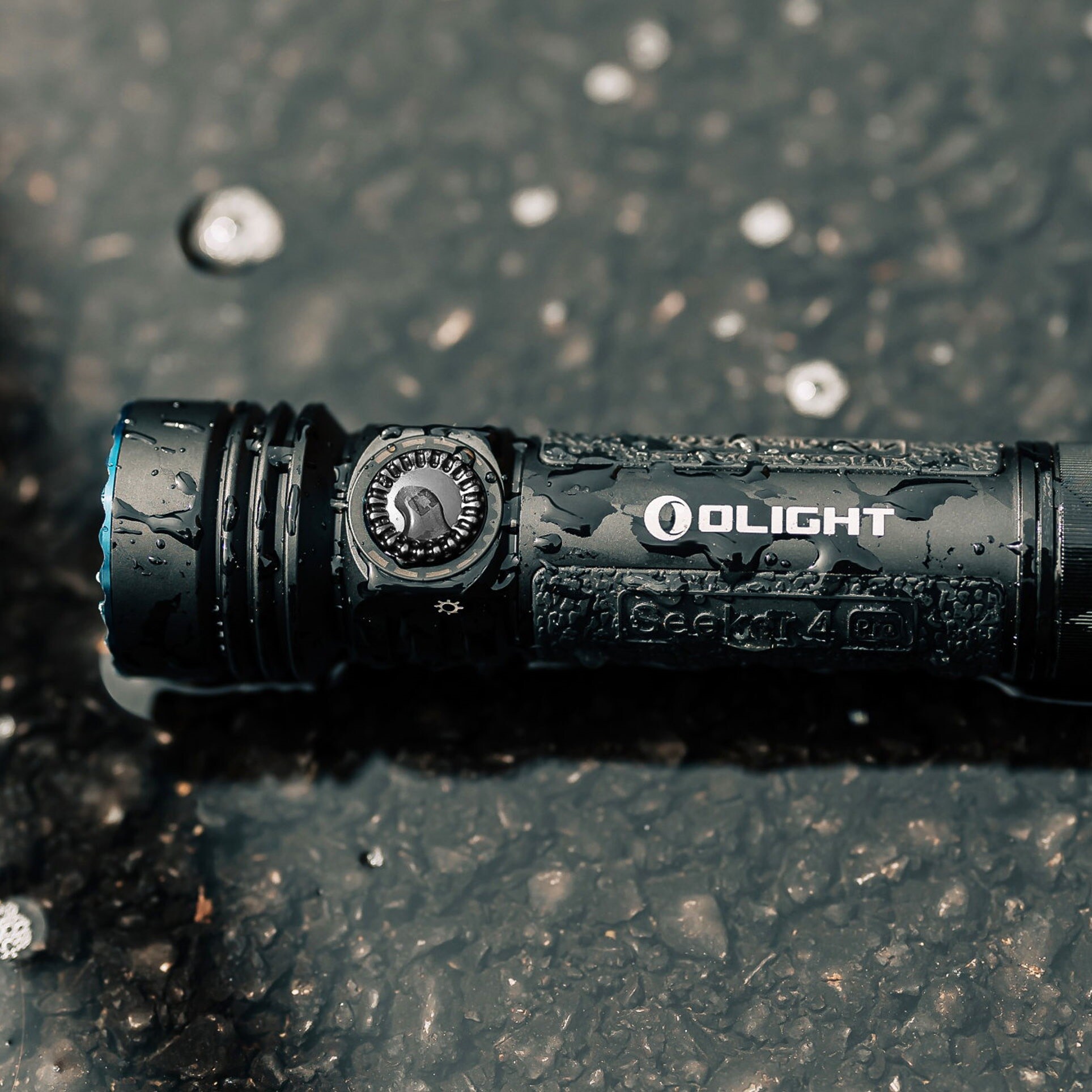 Olight Seeker 4 Pro taktikai keresőlámpa - Neutral White Matte Black - 4600 lumenów