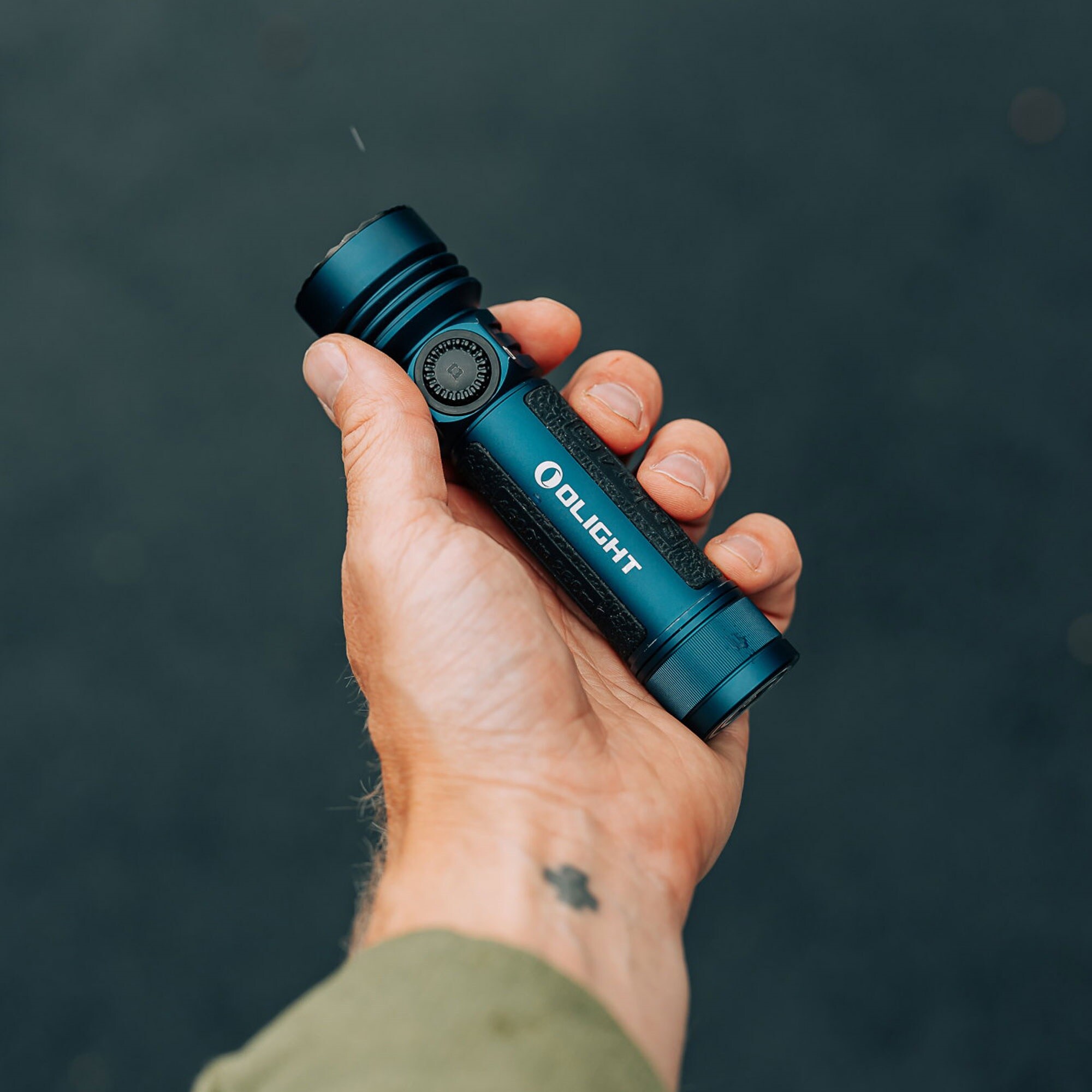 Olight Seeker 4 Pro Cool White taktikai keresőlámpa Midnight Blue - 4600 lumen