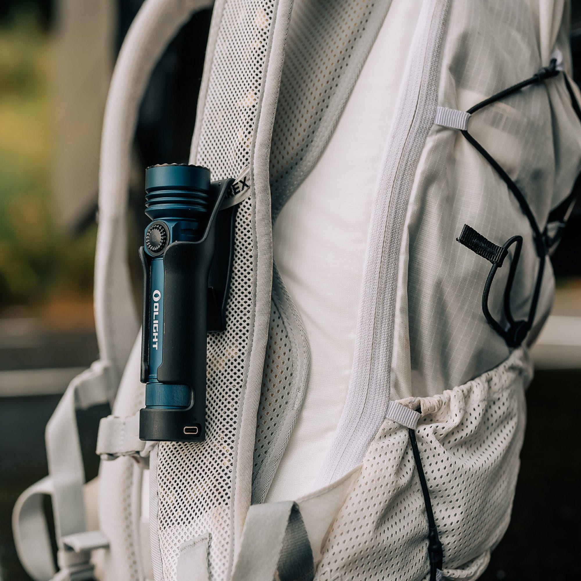 Olight Seeker 4 Pro Cool White taktikai keresőlámpa Midnight Blue - 4600 lumen