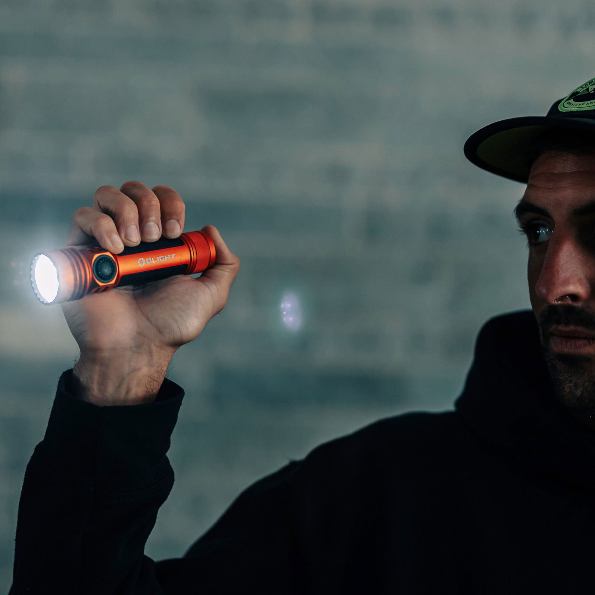 Olight Seeker 4 Pro Cool White taktikai keresőlámpa Orange - 4600 lumen