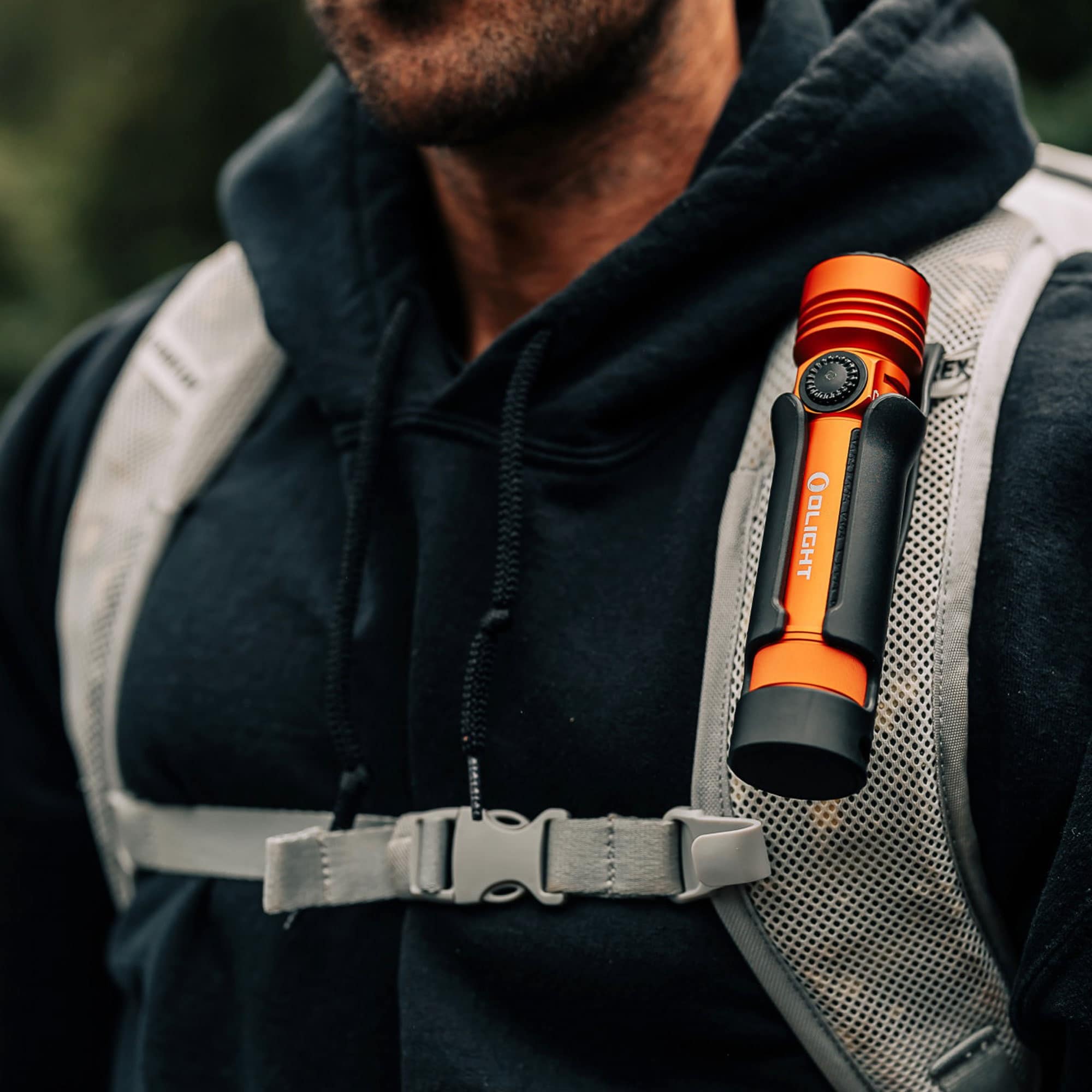 Olight Seeker 4 Pro Cool White taktikai keresőlámpa Orange - 4600 lumen