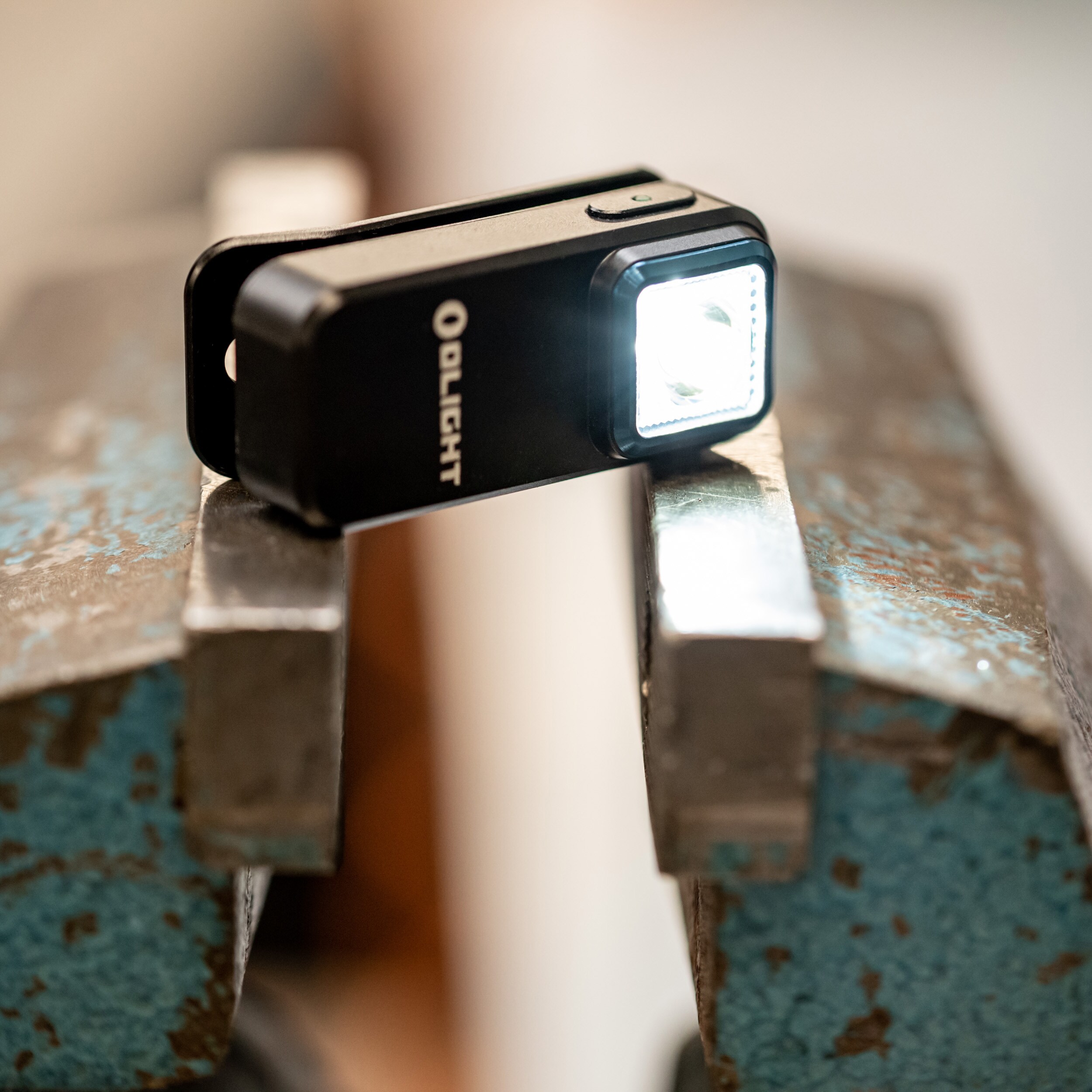 Olight Oclip újratölthető zseblámpa - 300 lumen