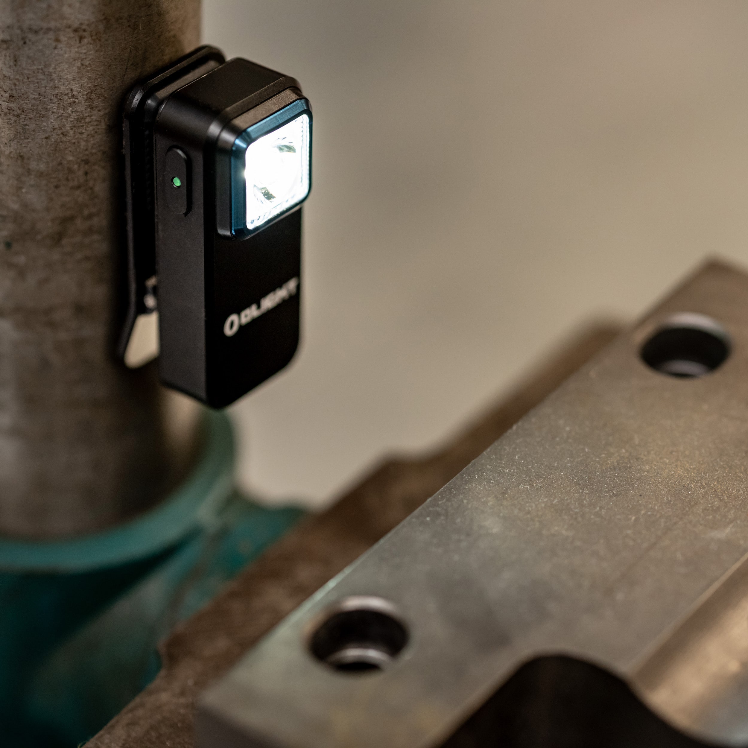 Olight Oclip újratölthető zseblámpa - 300 lumen