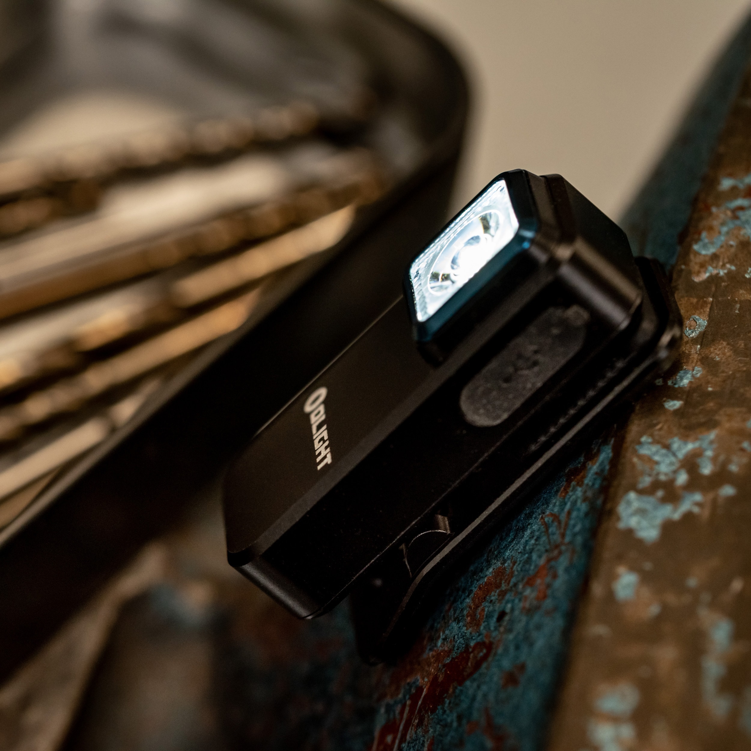 Olight Oclip újratölthető zseblámpa - 300 lumen