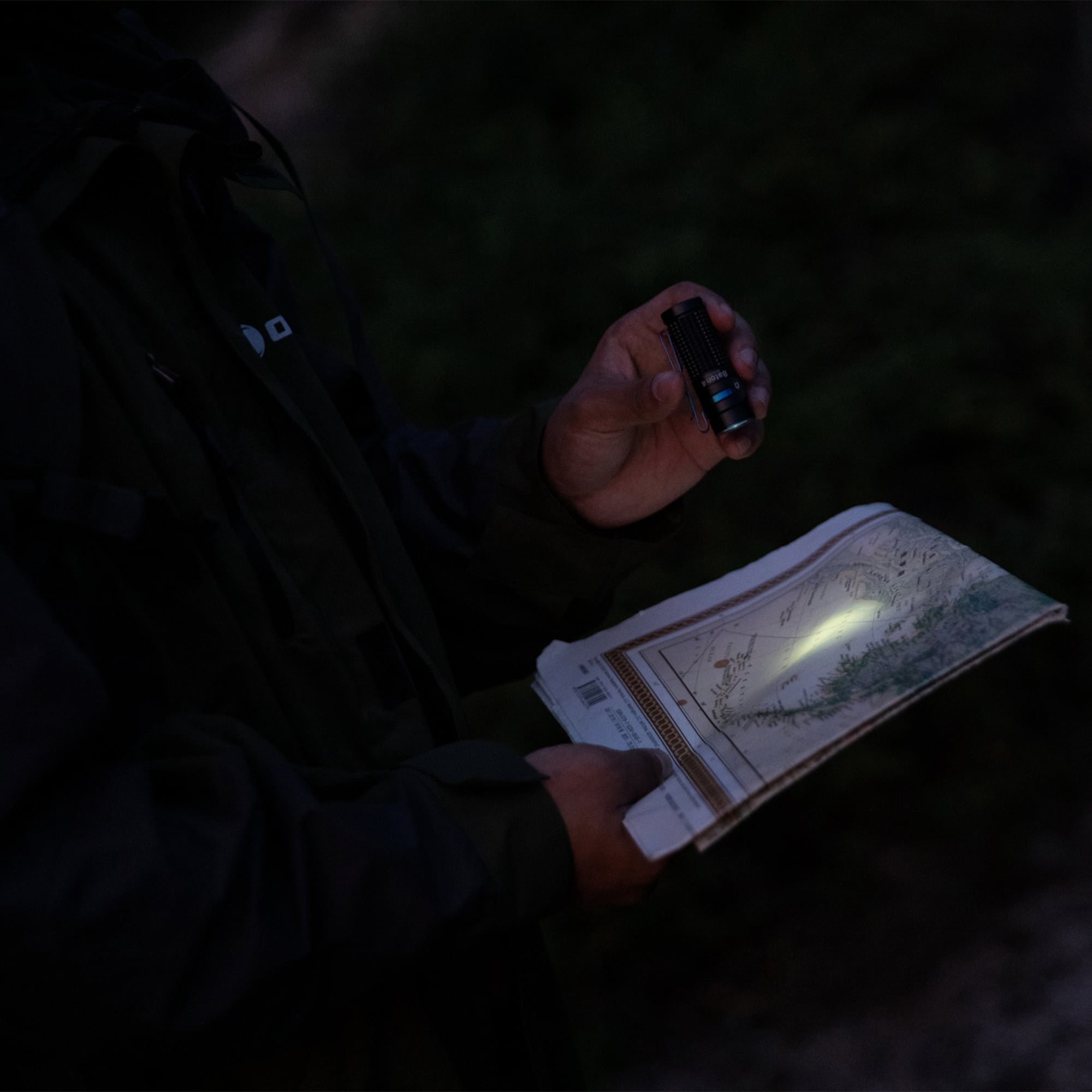 Olight Baton 4 Premium Edition zseblámpa vezeték nélküli töltőtokkal Black - 1300 lumen