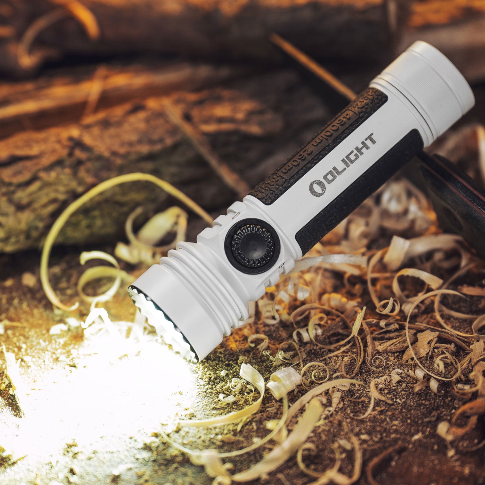 Olight Seeker 4 Pro Cool White taktikai keresőlámpa White - 4600 lumen