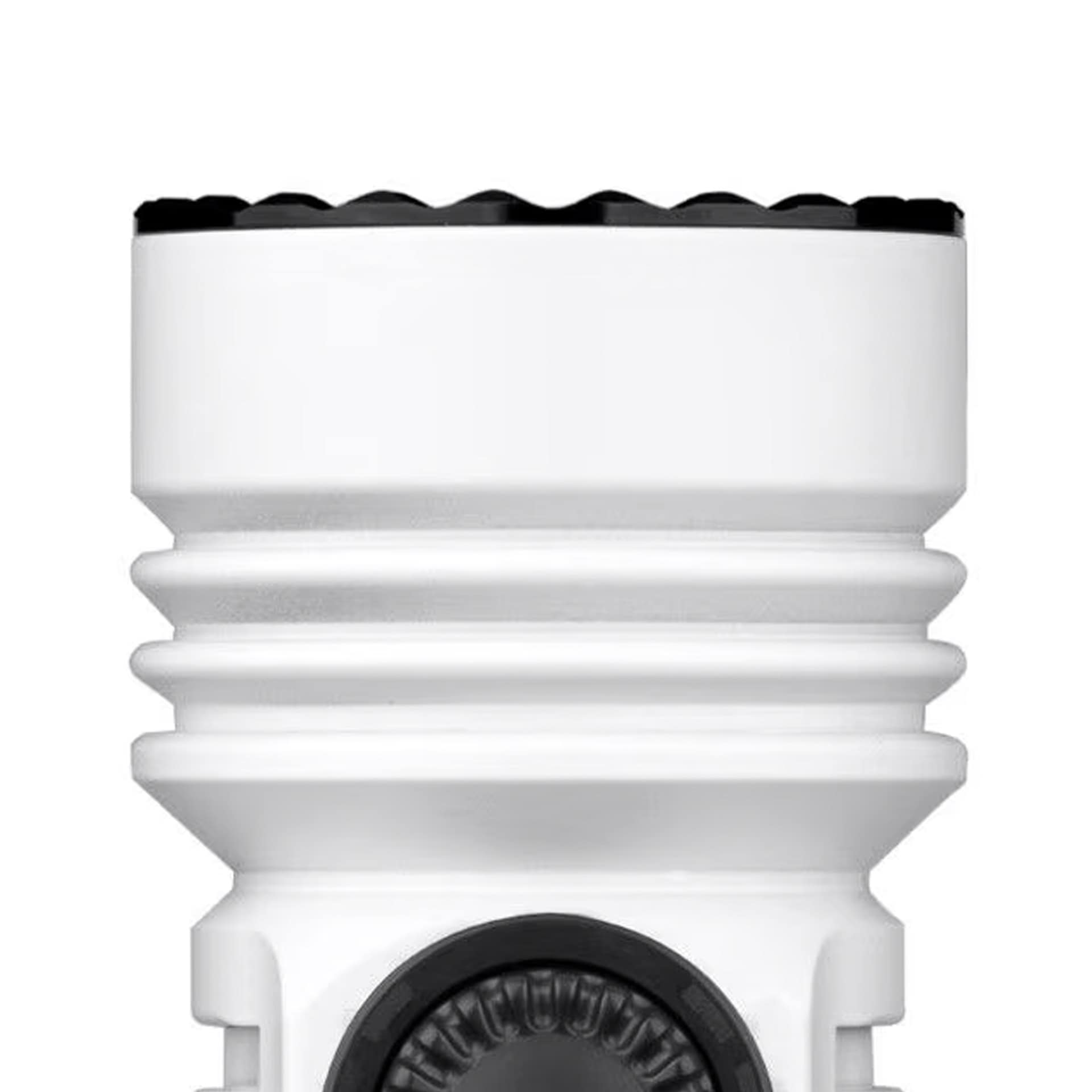 Olight Seeker 4 Pro Cool White taktikai keresőlámpa White - 4600 lumen