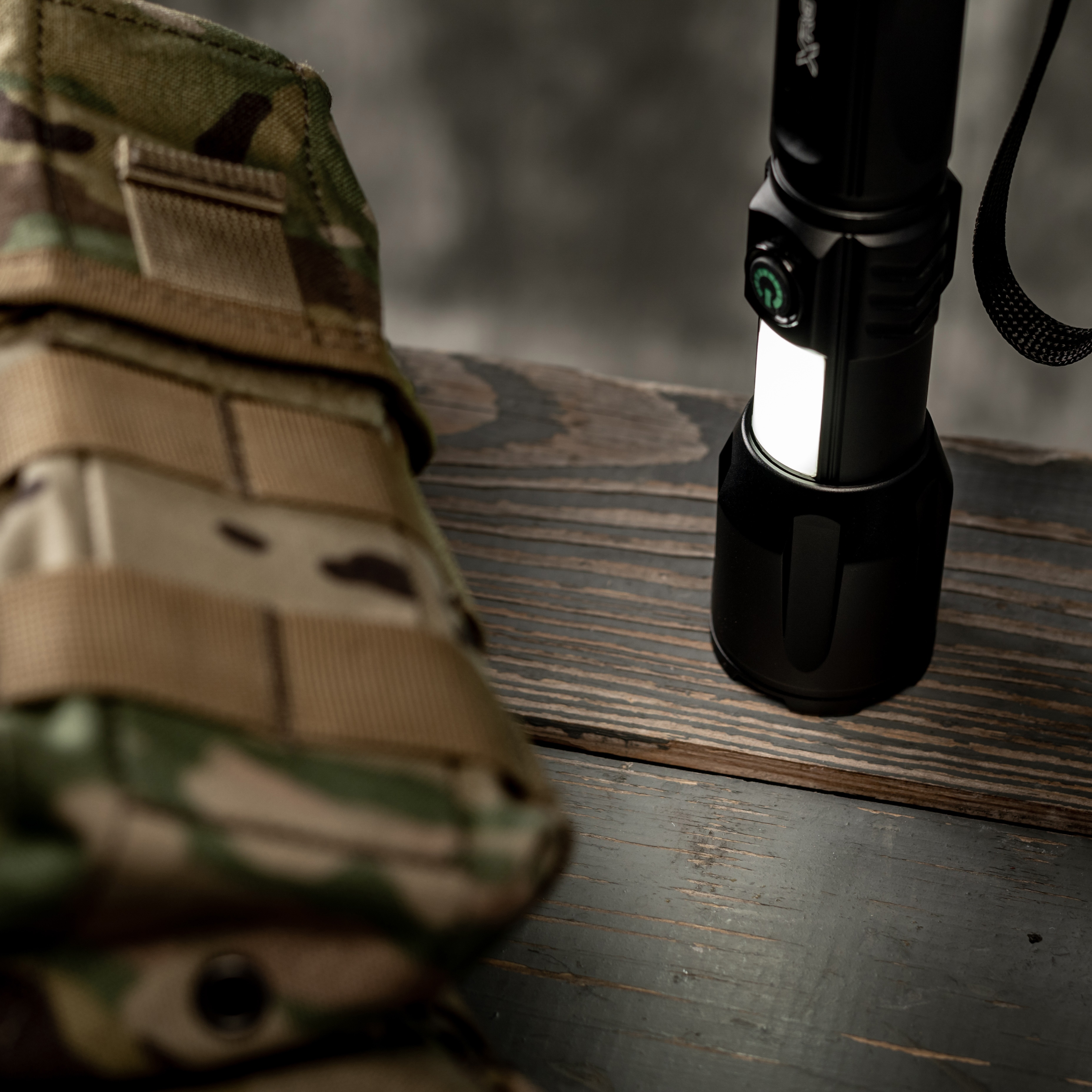 XRG M1500 Zoom újratölthető zseblámpa - 1800 lumen