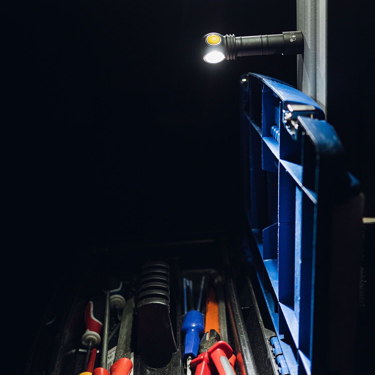 Armytek Wizard C2 Magnet USB fej- és derékszögű lámpa Warm - 1120 lumen