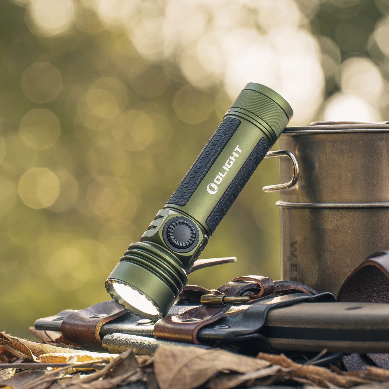 Olight Seeker 4 Pro Cool White taktikai keresőlámpa OD Green - 4600 lumen