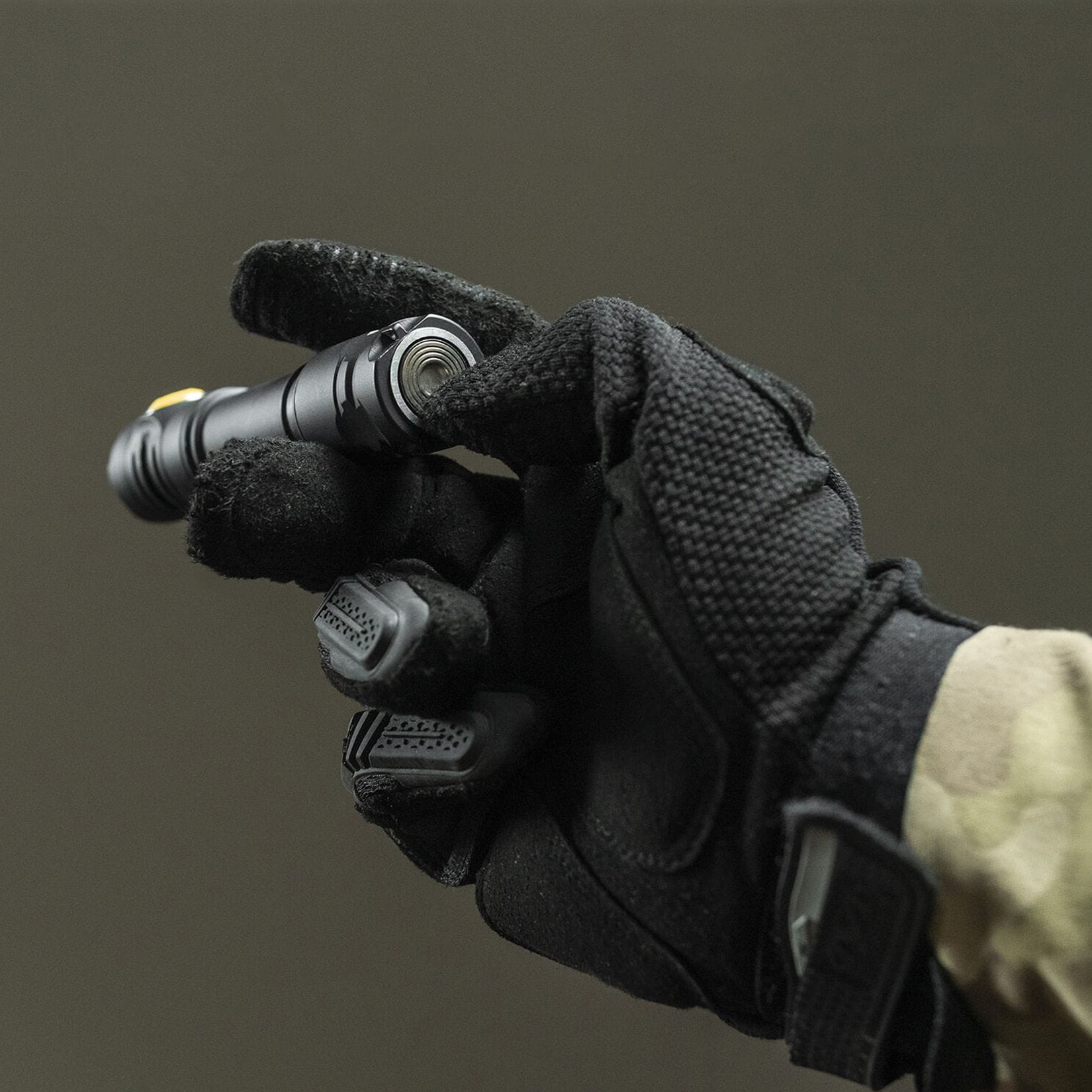 Armytek Partner C2 Magnet USB zseblámpa Warm - 1020 lumen