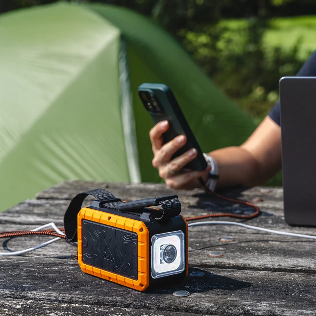 Xtorm Rugged Flashlight powerbank 40000 mAh 100 W