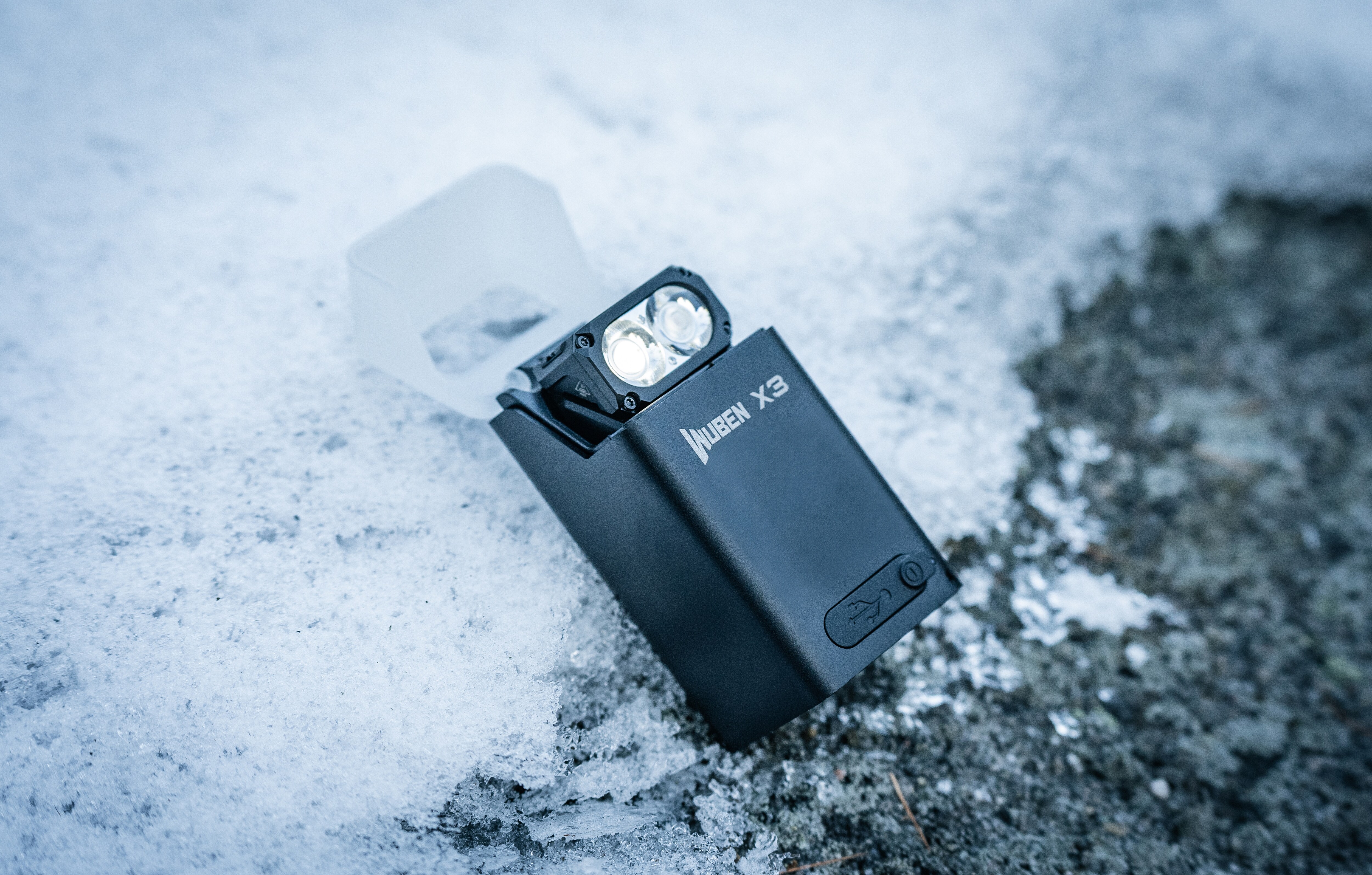Wuben X3 Pro zseblámpa Black + Aluminum Charging Box - 700 lumen