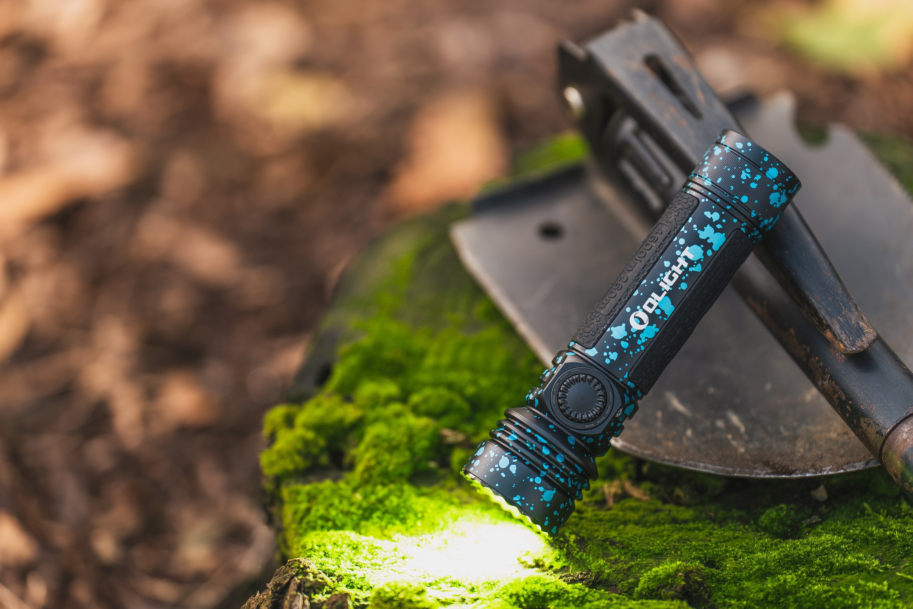 Olight Seeker 4 Pro Cool White taktikai keresőlámpa Deep Ocean - 4600 lumen