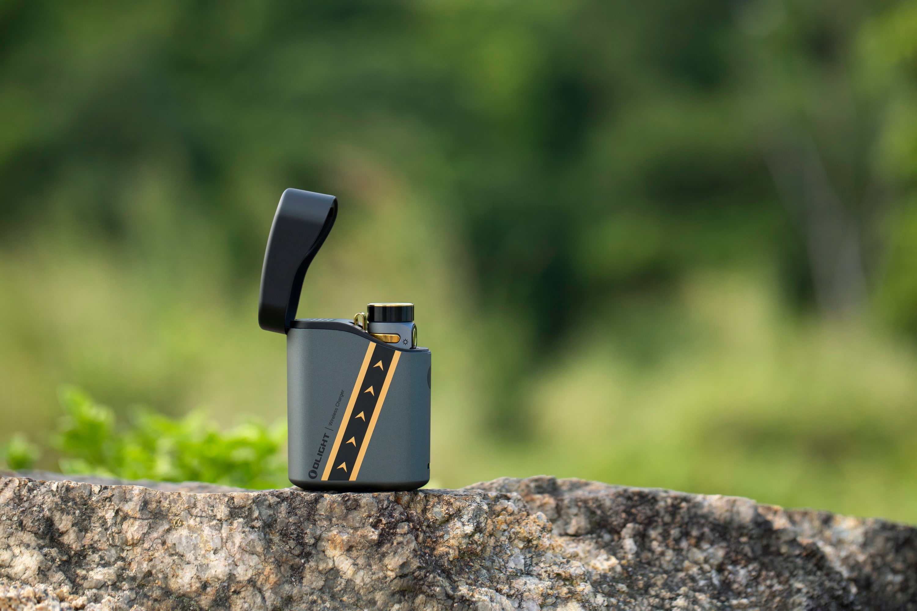 Olight Baton 4 Premium Edition zseblámpa vezeték nélküli töltőtokkal Fighter Pilot - 1300 lumen