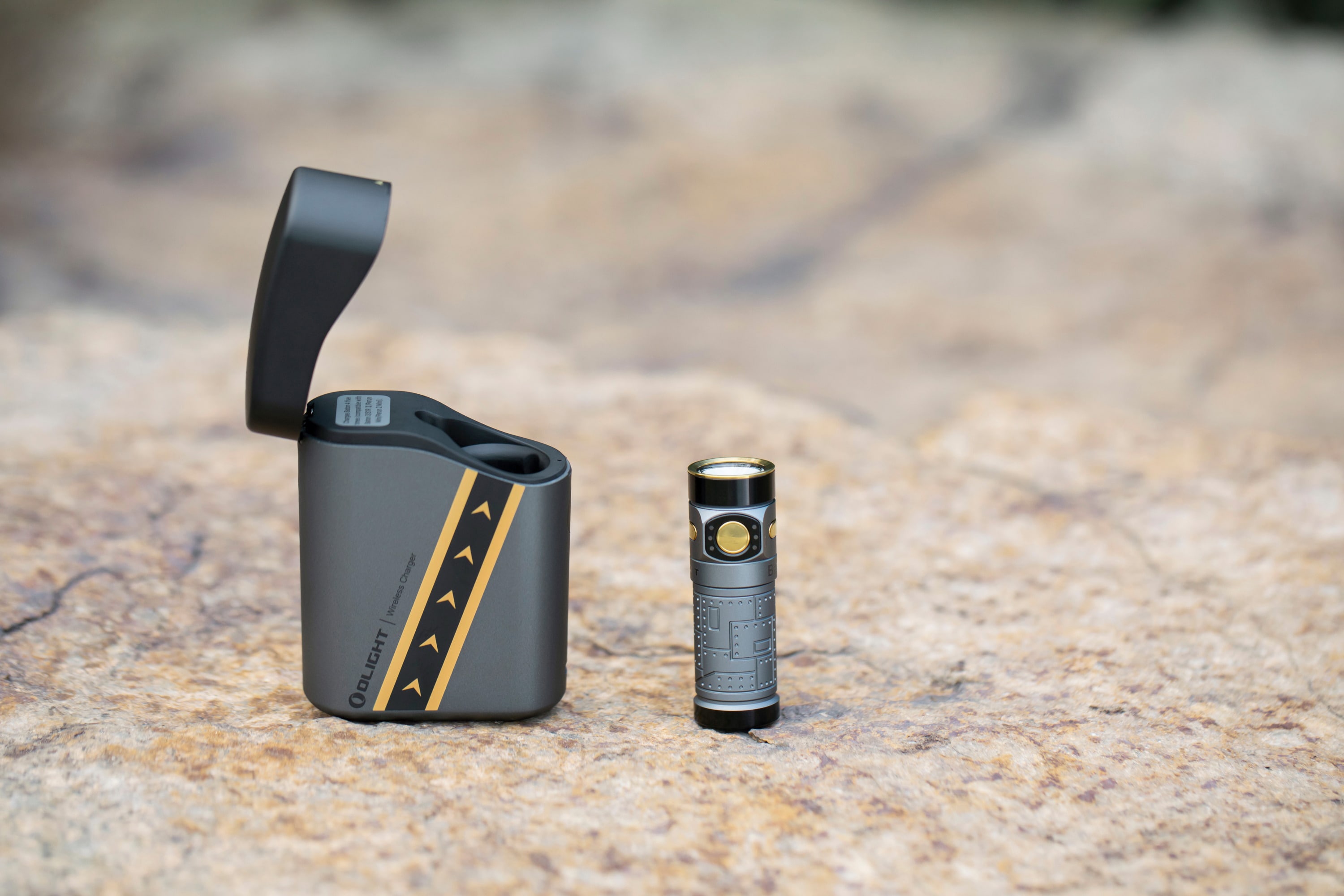 Olight Baton 4 Premium Edition zseblámpa vezeték nélküli töltőtokkal Fighter Pilot - 1300 lumen