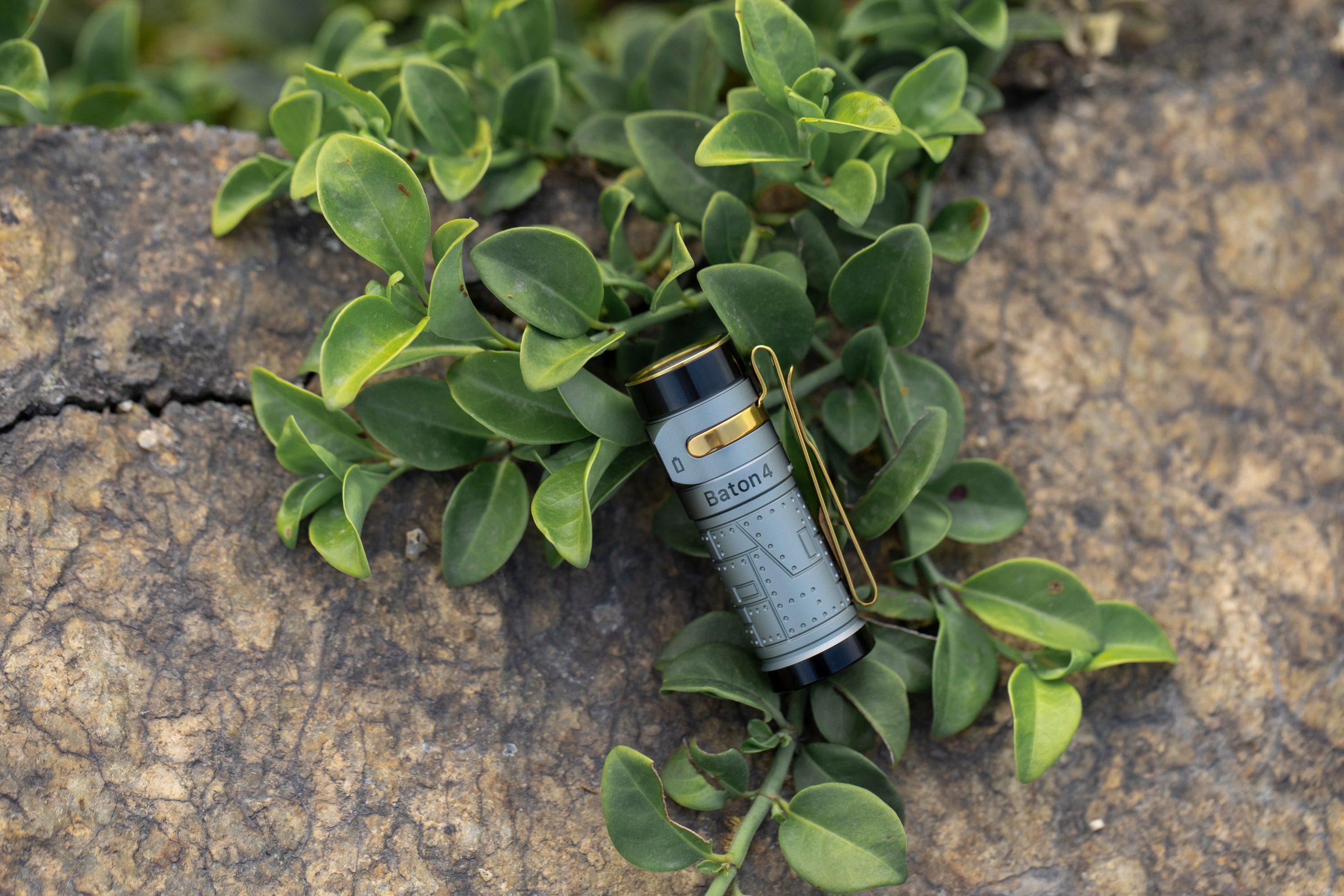 Olight Baton 4 újratölthető zseblámpa Fighter Pilot - 1300 lumen