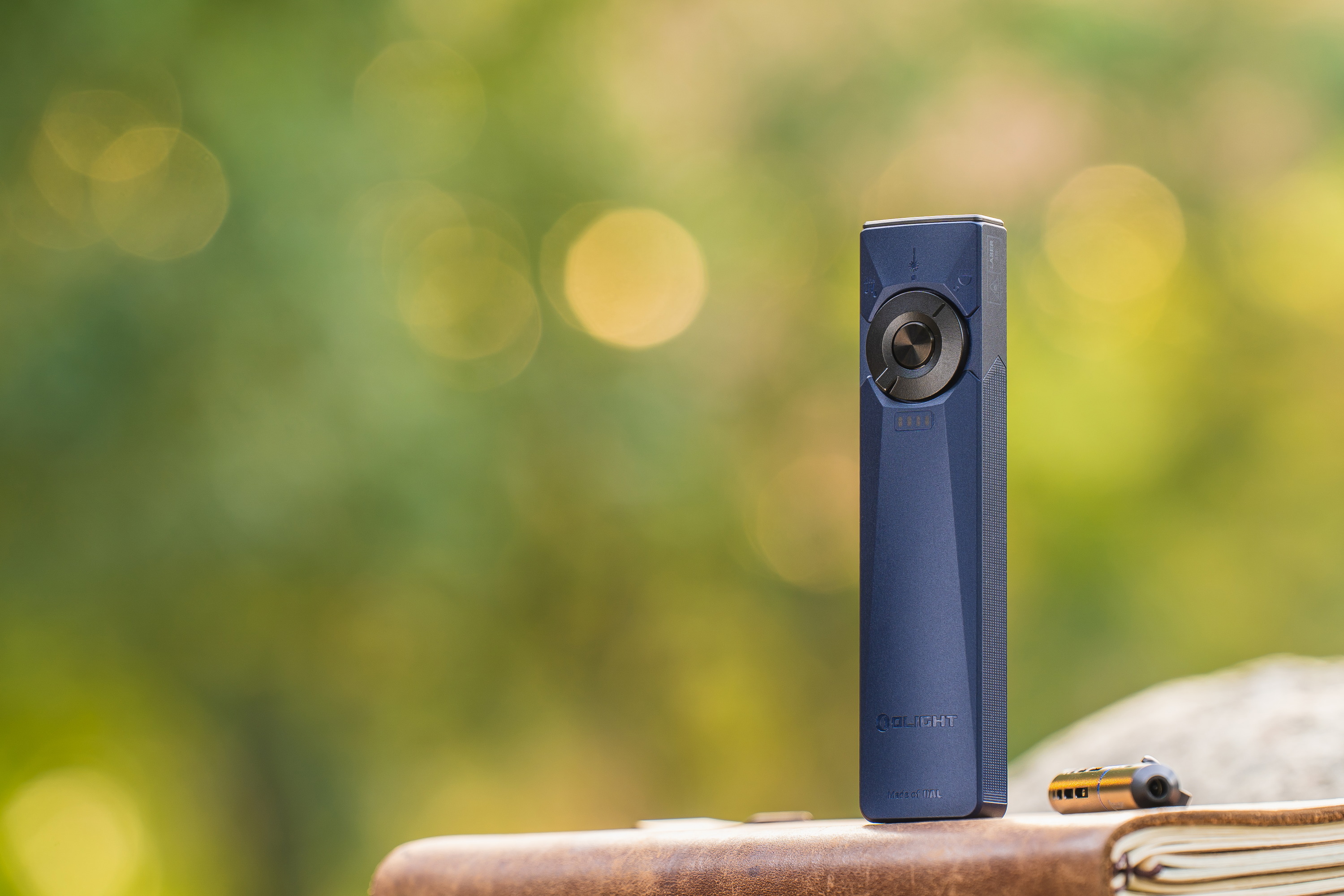 Olight Arkfeld Ultra UV Cool White zseblámpa lézermutatóval Navy Blue - 1400 lumen