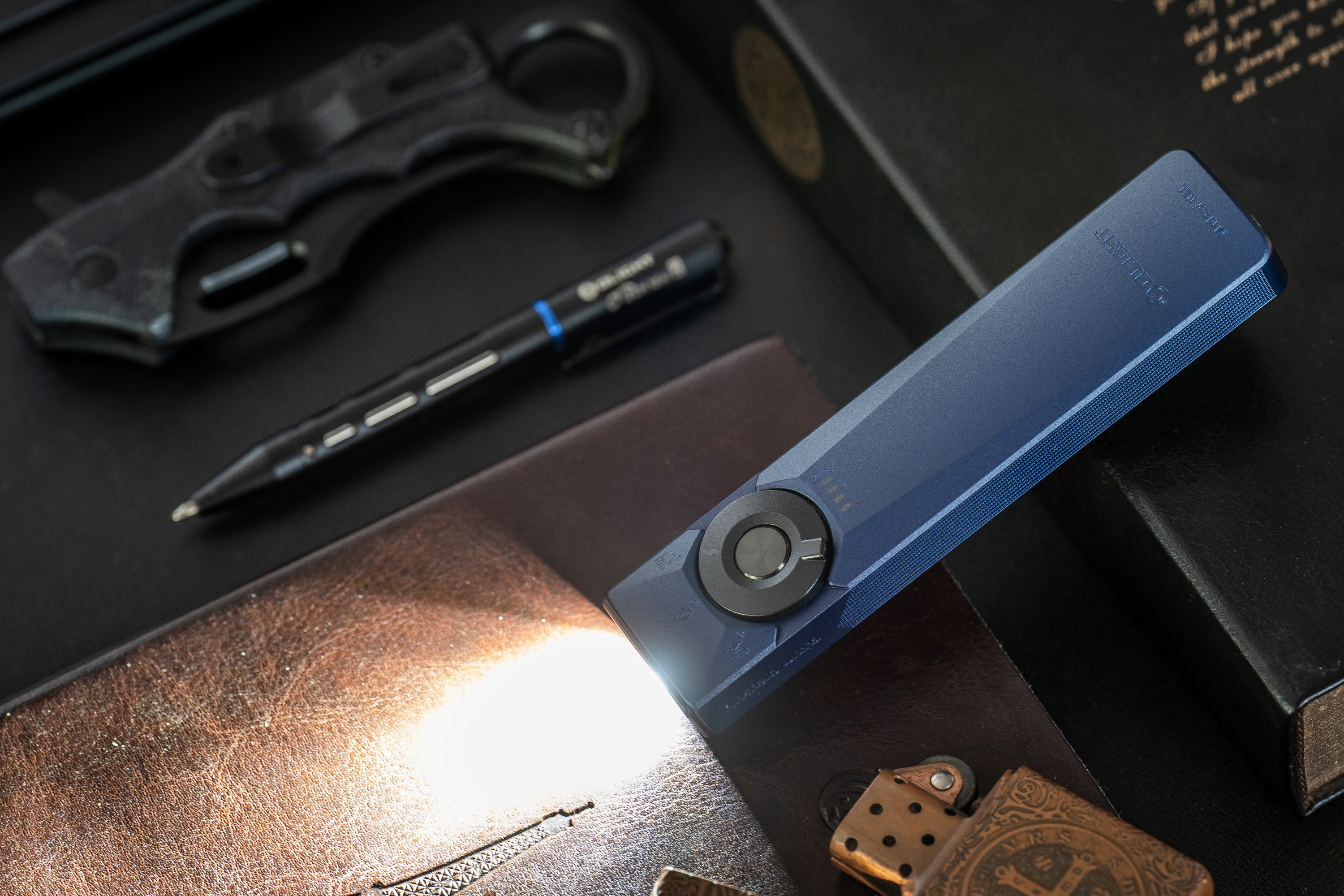 Olight Arkfeld Ultra UV Cool White zseblámpa lézermutatóval Navy Blue - 1400 lumen