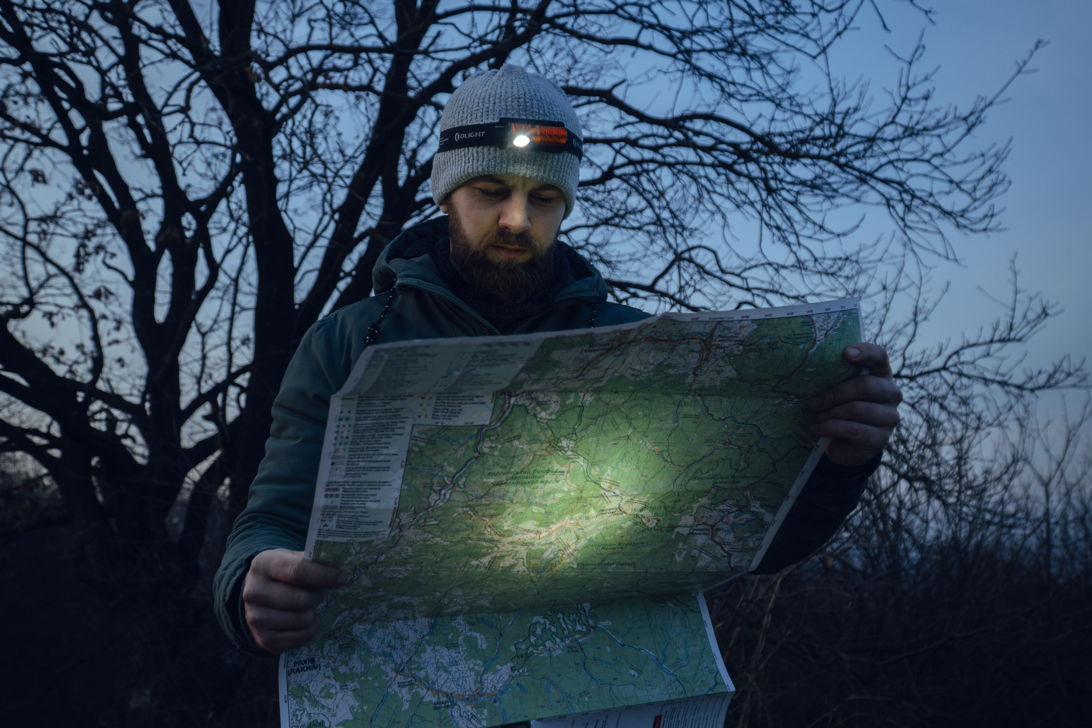 Olight Perun 3 Mini Cool White Orange pántos fej-és derékszögű lámpa - 1250 lumen