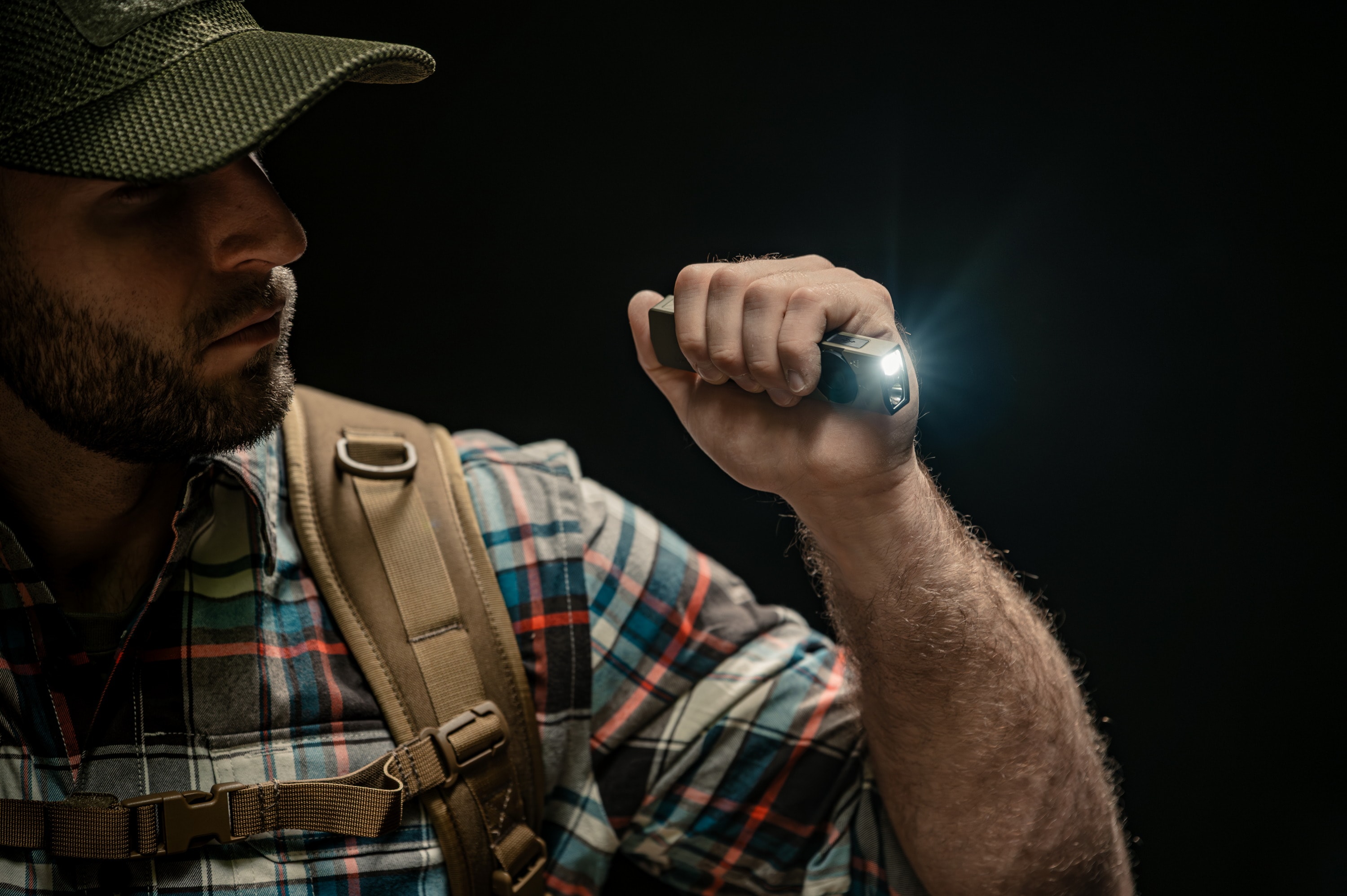 Olight ArkPro Ultra Class 1 Cool White zseblámpa Olive Green - 1700 lumen