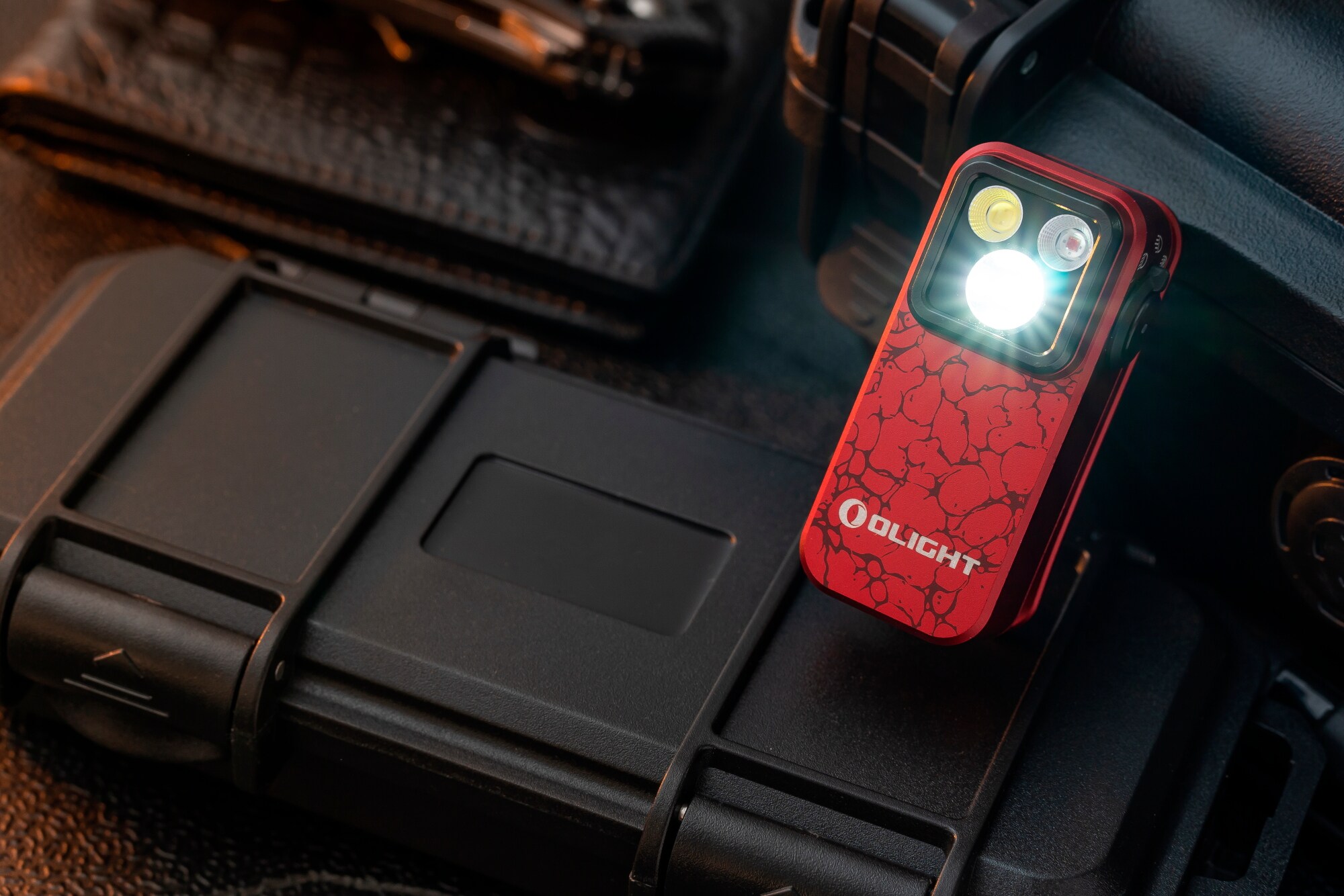 Olight Oclip Pro újratölthető zseblámpa Molten Lava - 500 lumen