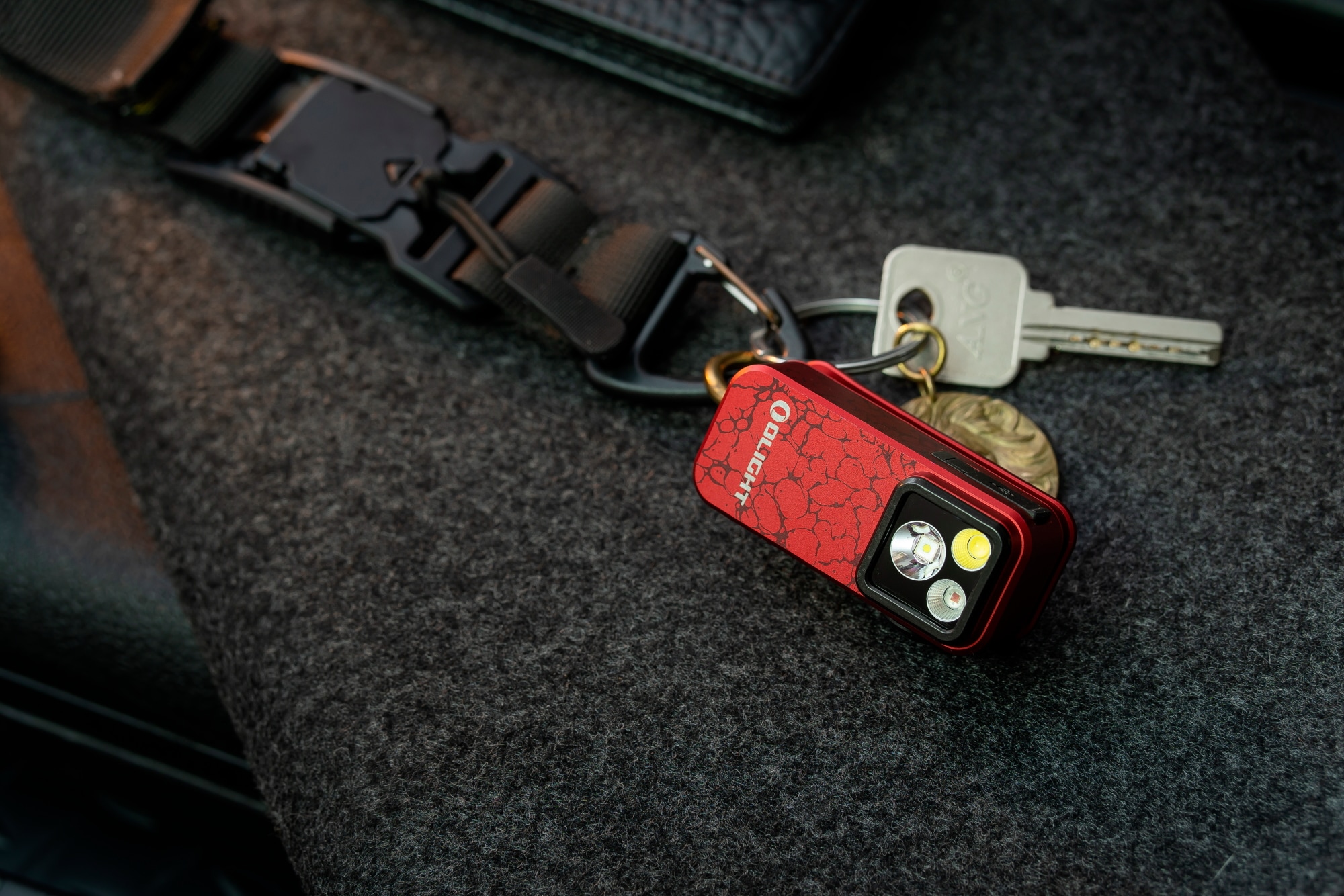 Olight Oclip Pro újratölthető zseblámpa Molten Lava - 500 lumen
