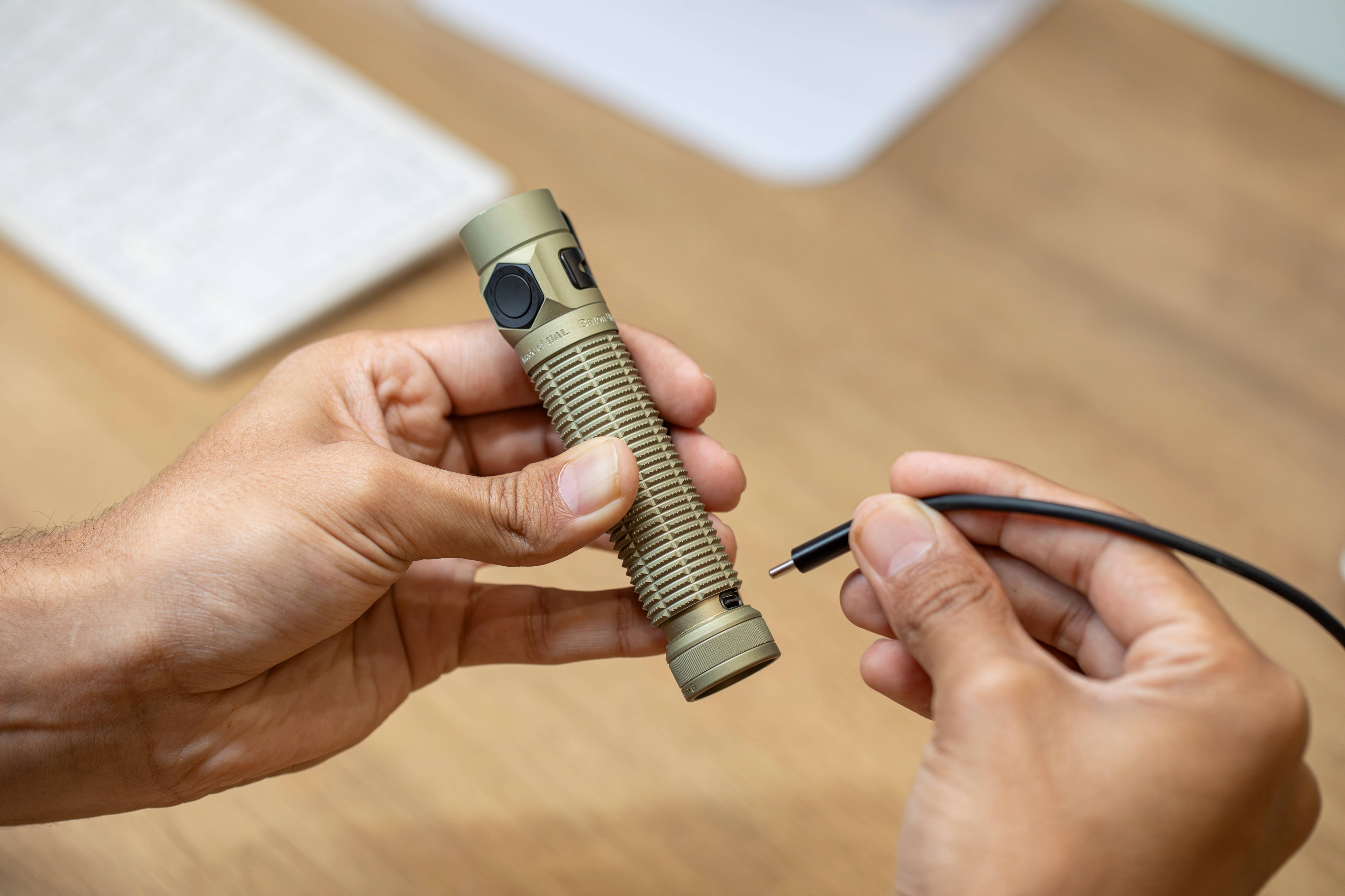 Olight Baton Ultra Olive Green zseblámpa - 1800 lumenów