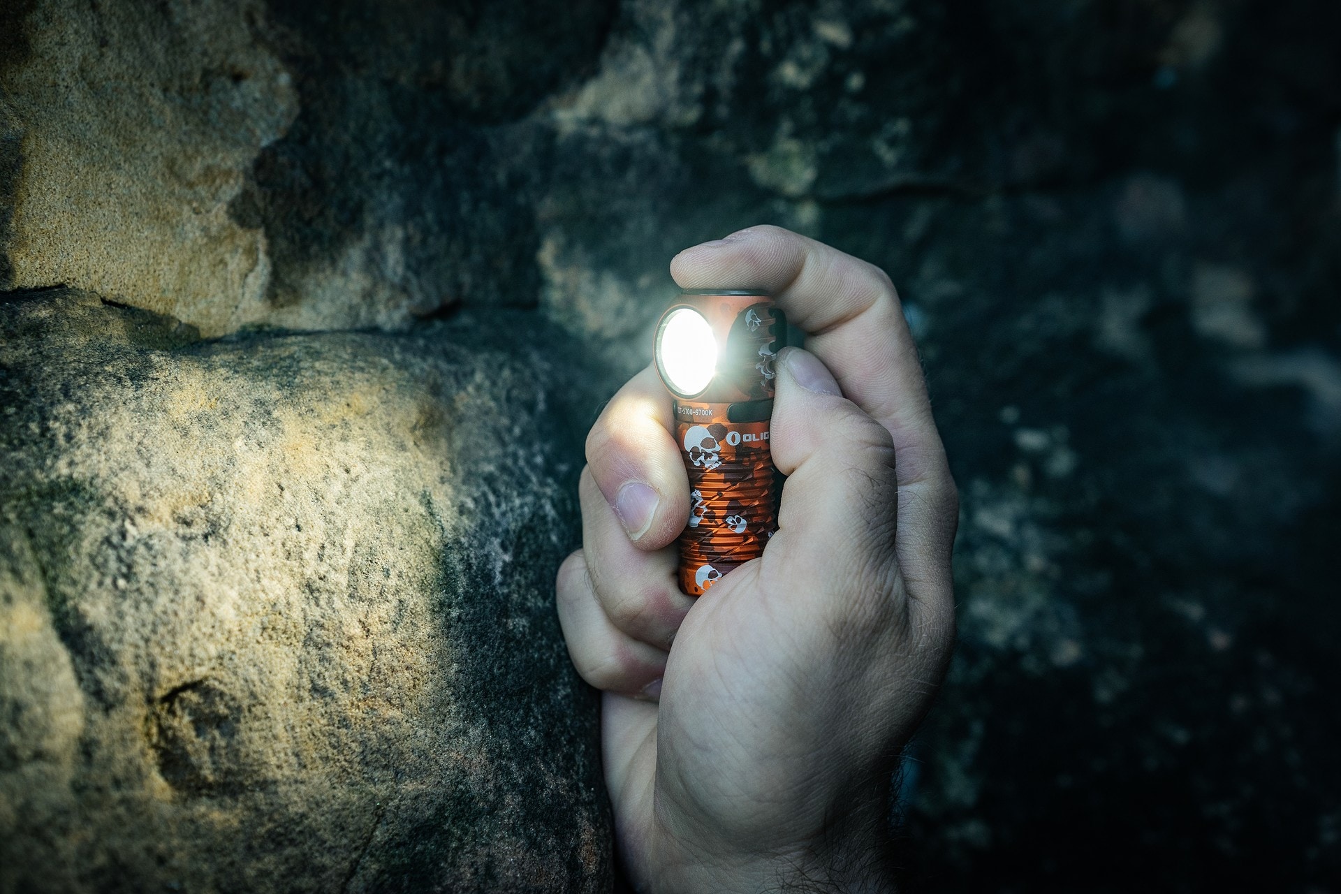 Olight Perun 3 Mini Cool White Ghost Blaze pántos fej- és derékszögű lámpa - 1250 lumen