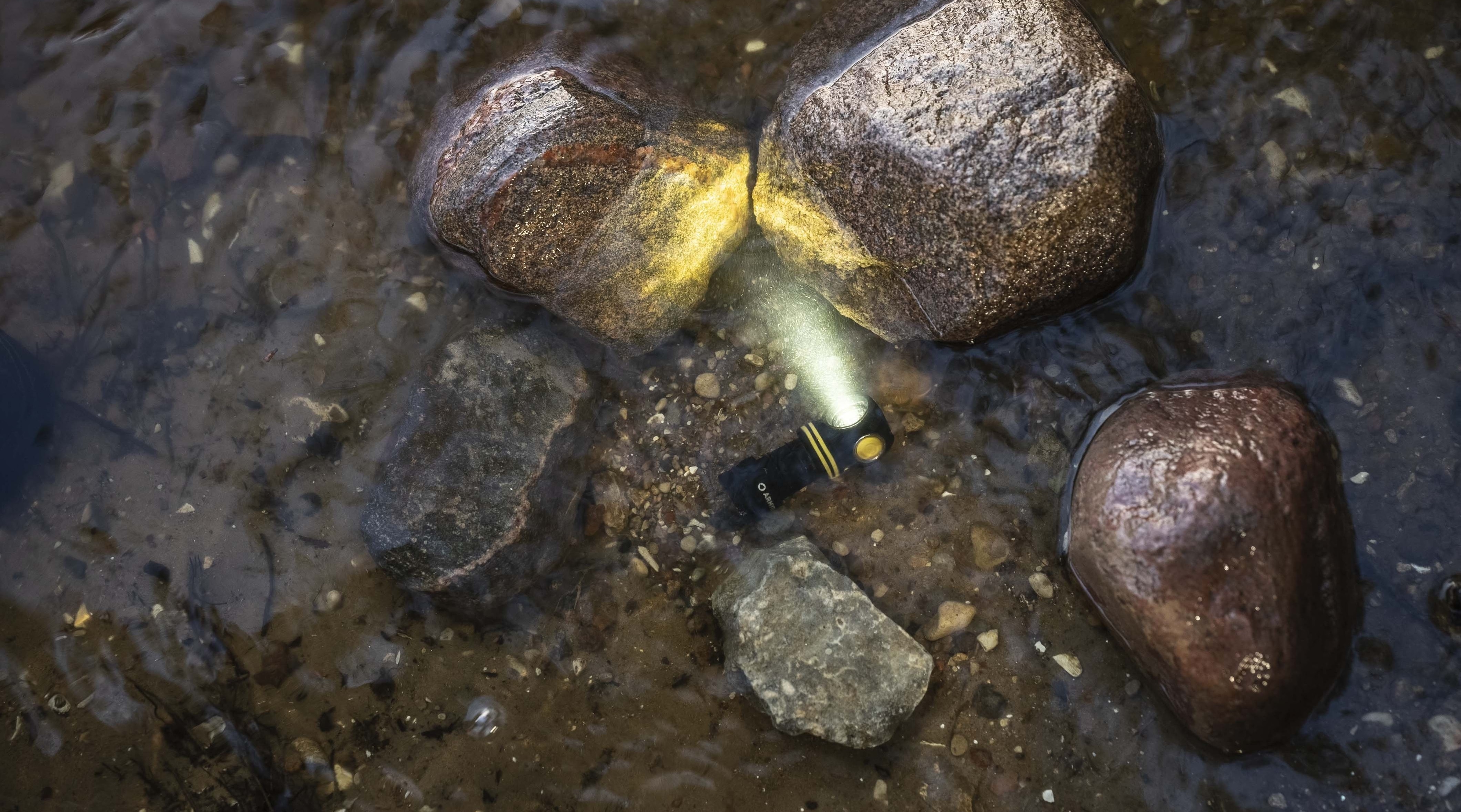 Armytek Elf C1 USB-C White PCB fej- és derékszögű lámpa - 1000 lumen