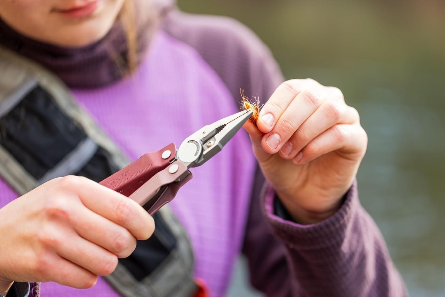 Leatherman Rebar Heathered Cranberry multiszerszám tárolóval