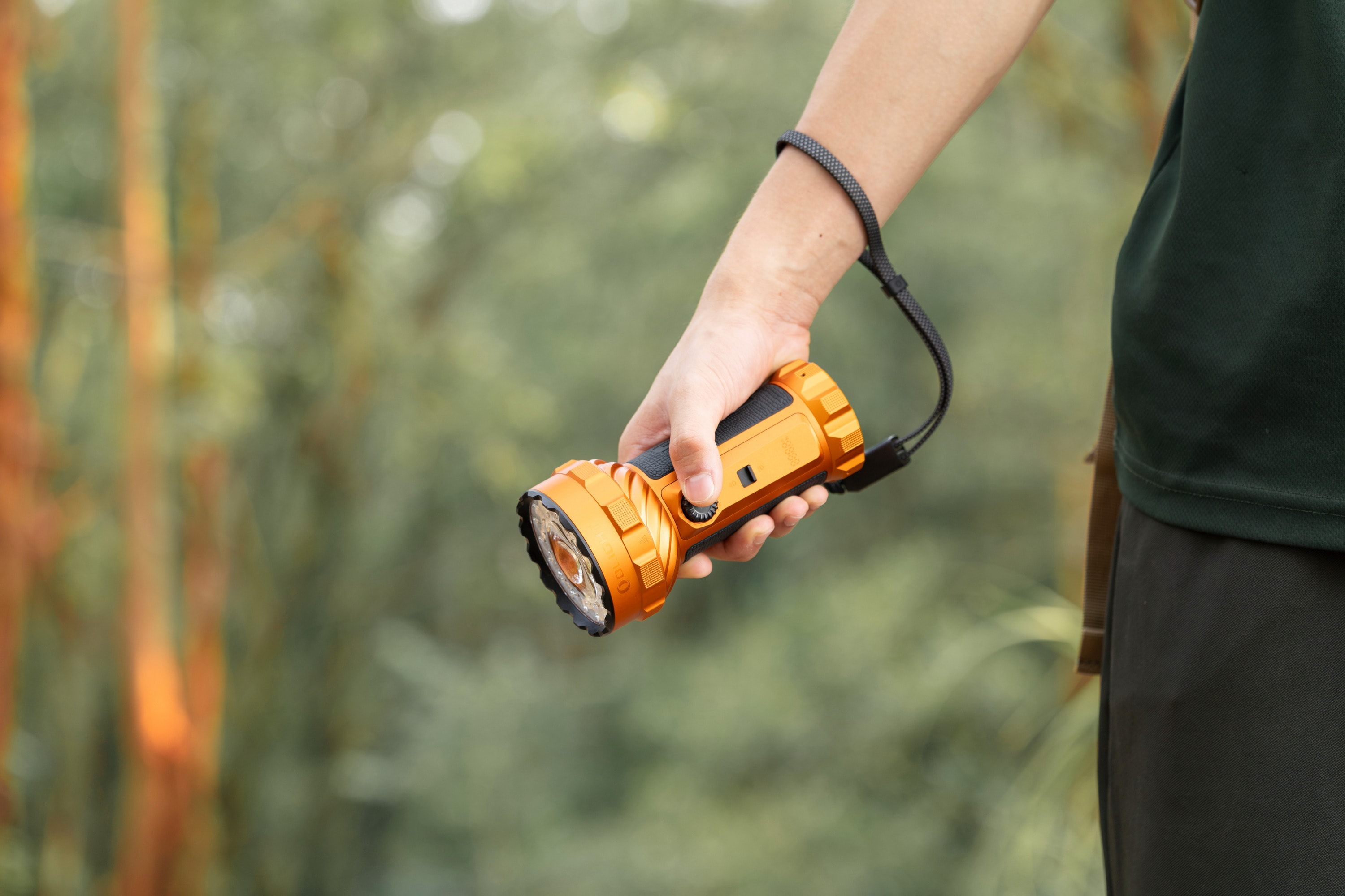 Olight Marauder 3 újratölthető zseblámpa Cool White powerbank funkcióval 25000 lumen, hatótáv 1050 m - Orange