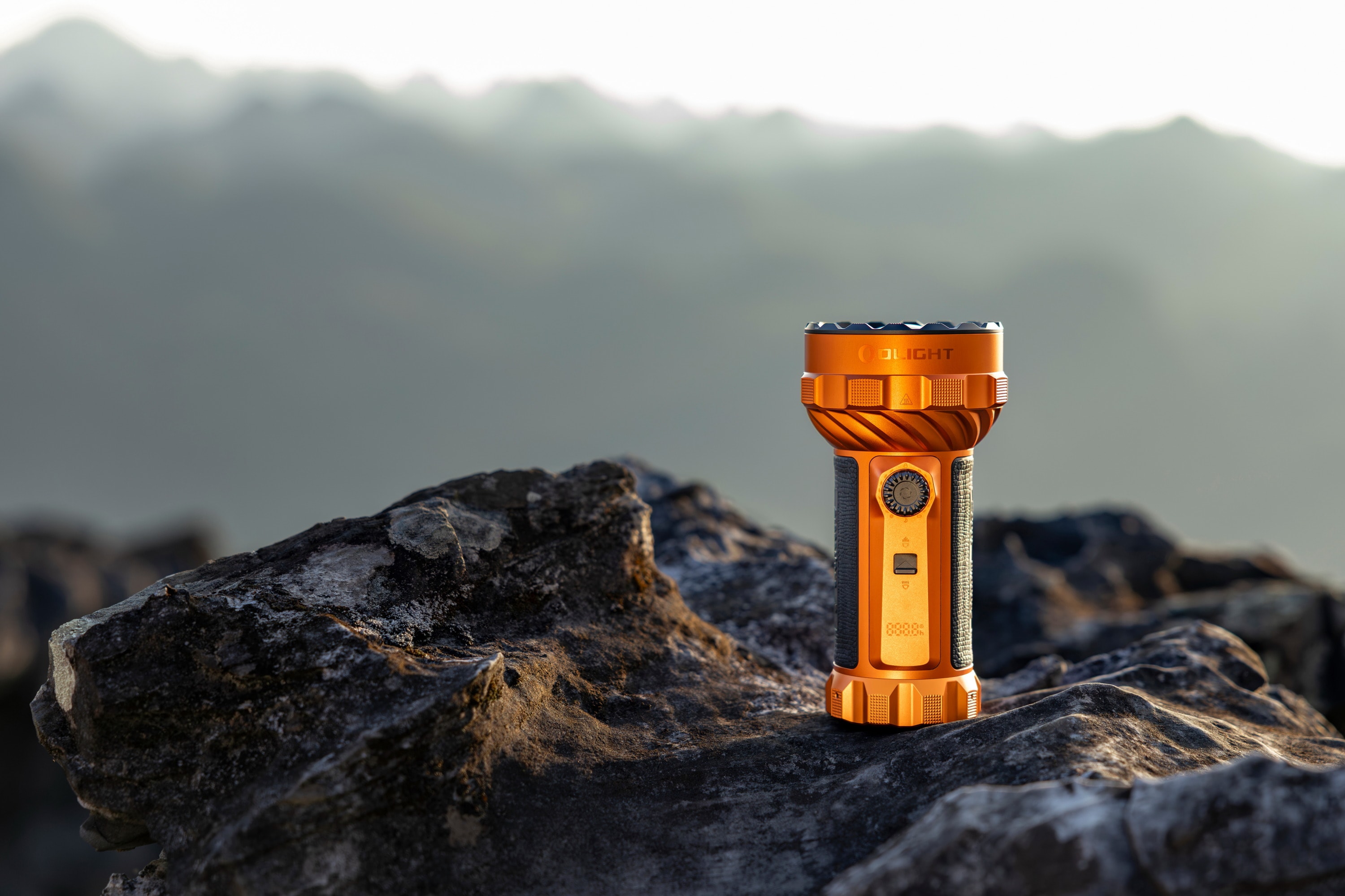 Olight Marauder 3 újratölthető zseblámpa Cool White powerbank funkcióval 25000 lumen, hatótáv 1050 m - Orange