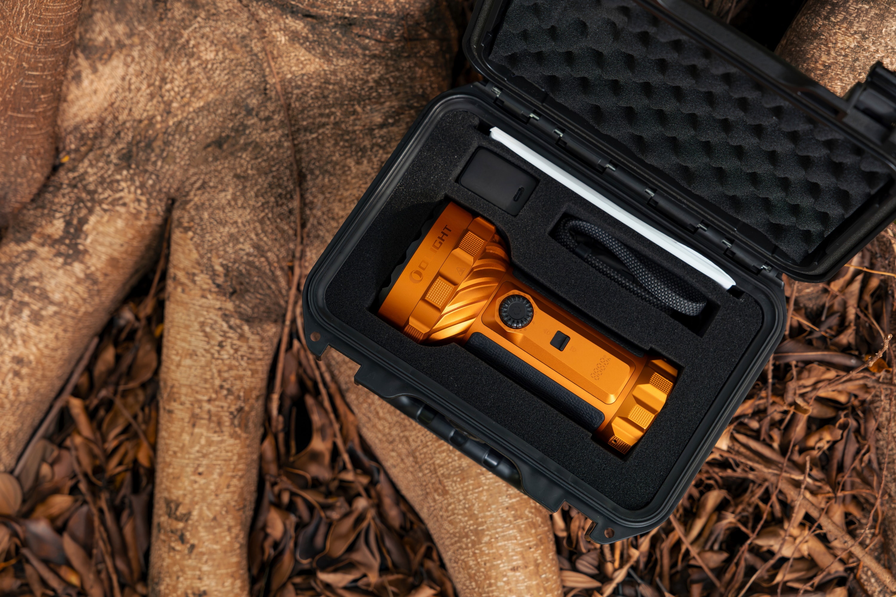 Olight Marauder 3 újratölthető zseblámpa Cool White powerbank funkcióval 25000 lumen, hatótáv 1050 m - Orange