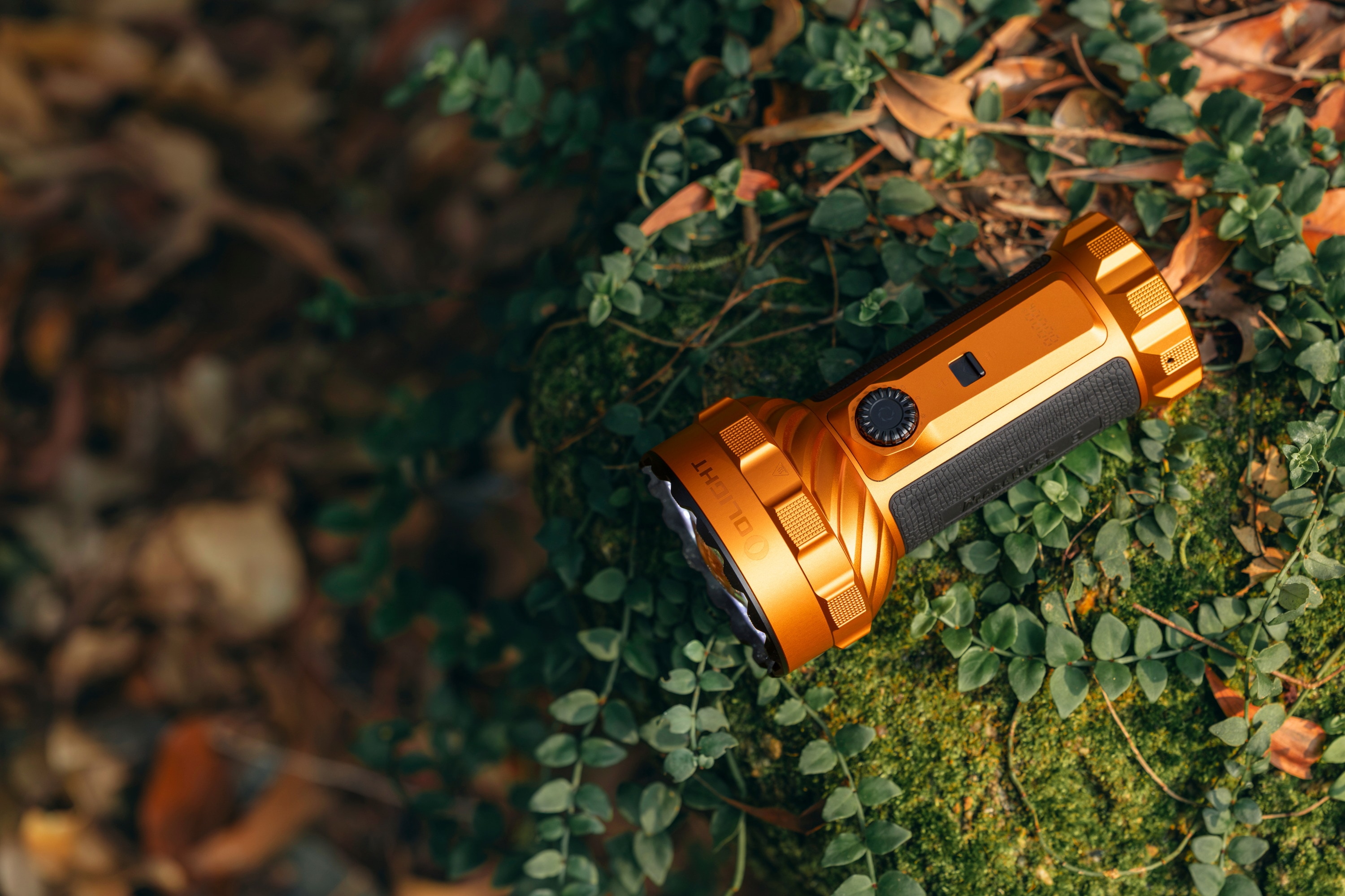 Olight Marauder 3 újratölthető zseblámpa Cool White powerbank funkcióval 25000 lumen, hatótáv 1050 m - Orange