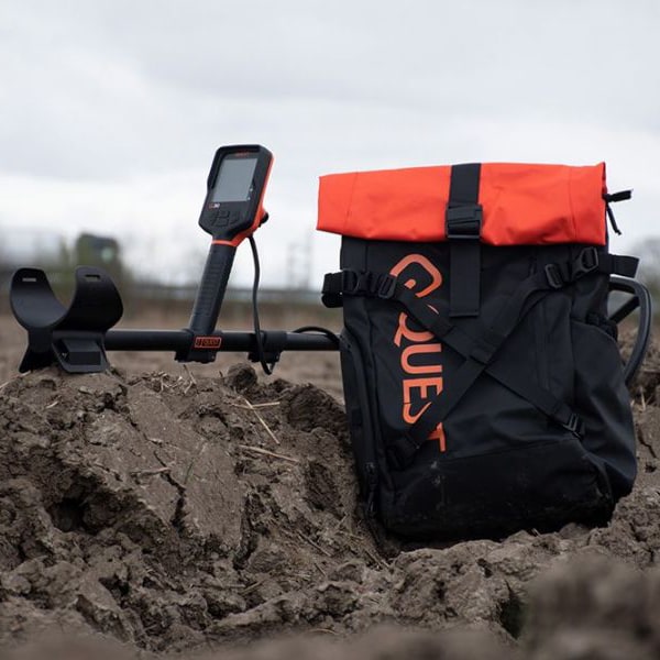 Quest USB- kimenettel rendelkező hátizsák 32 l - Fekete