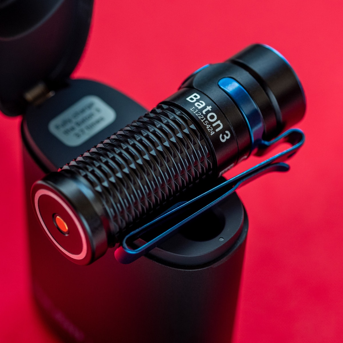 Olight Baton 3 Premium Edition újratölthető zseblámpa vezeték nélküli töltőtokkal Black - 1200 lumen