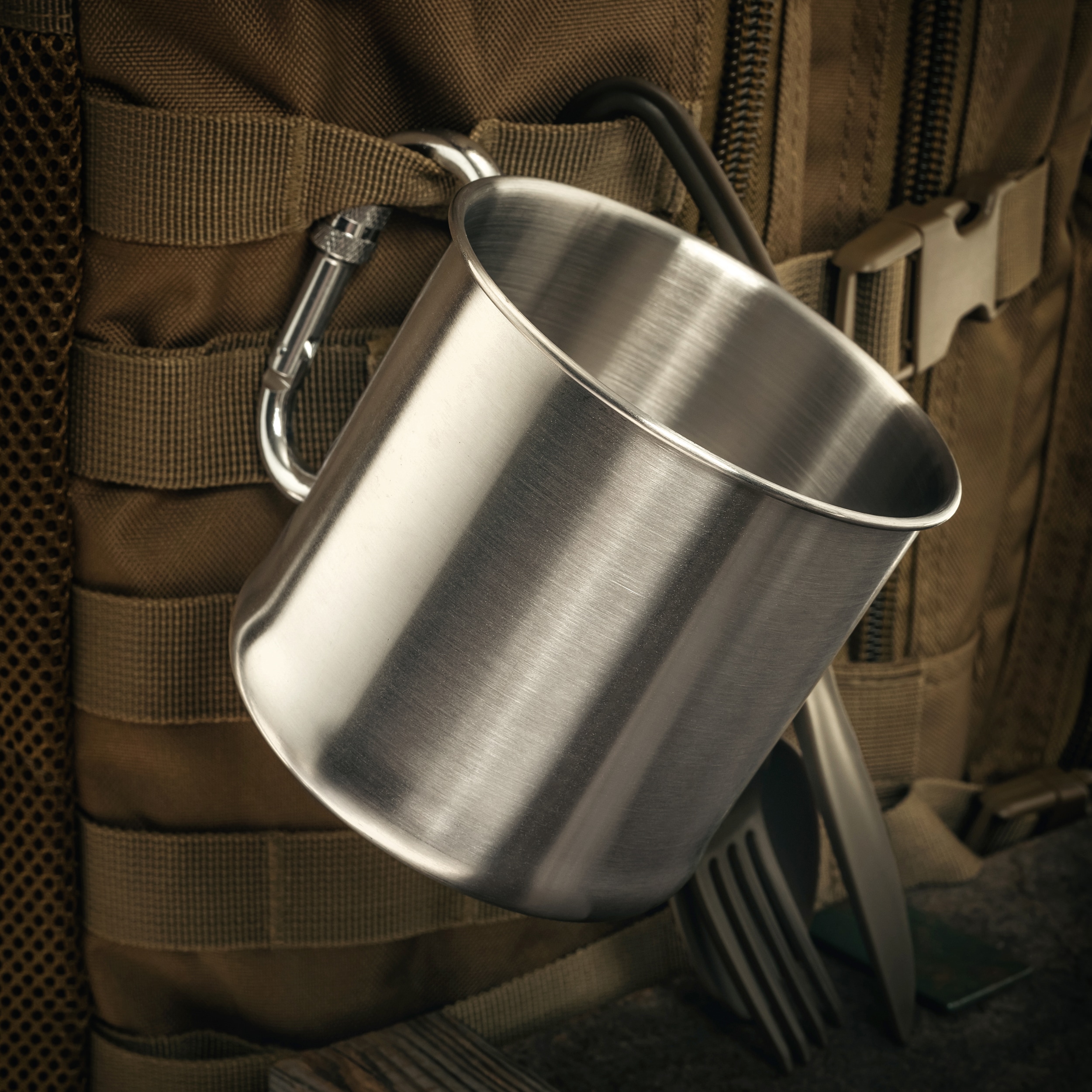 Mil-Tec acél bögre karabinerrel 500 ml