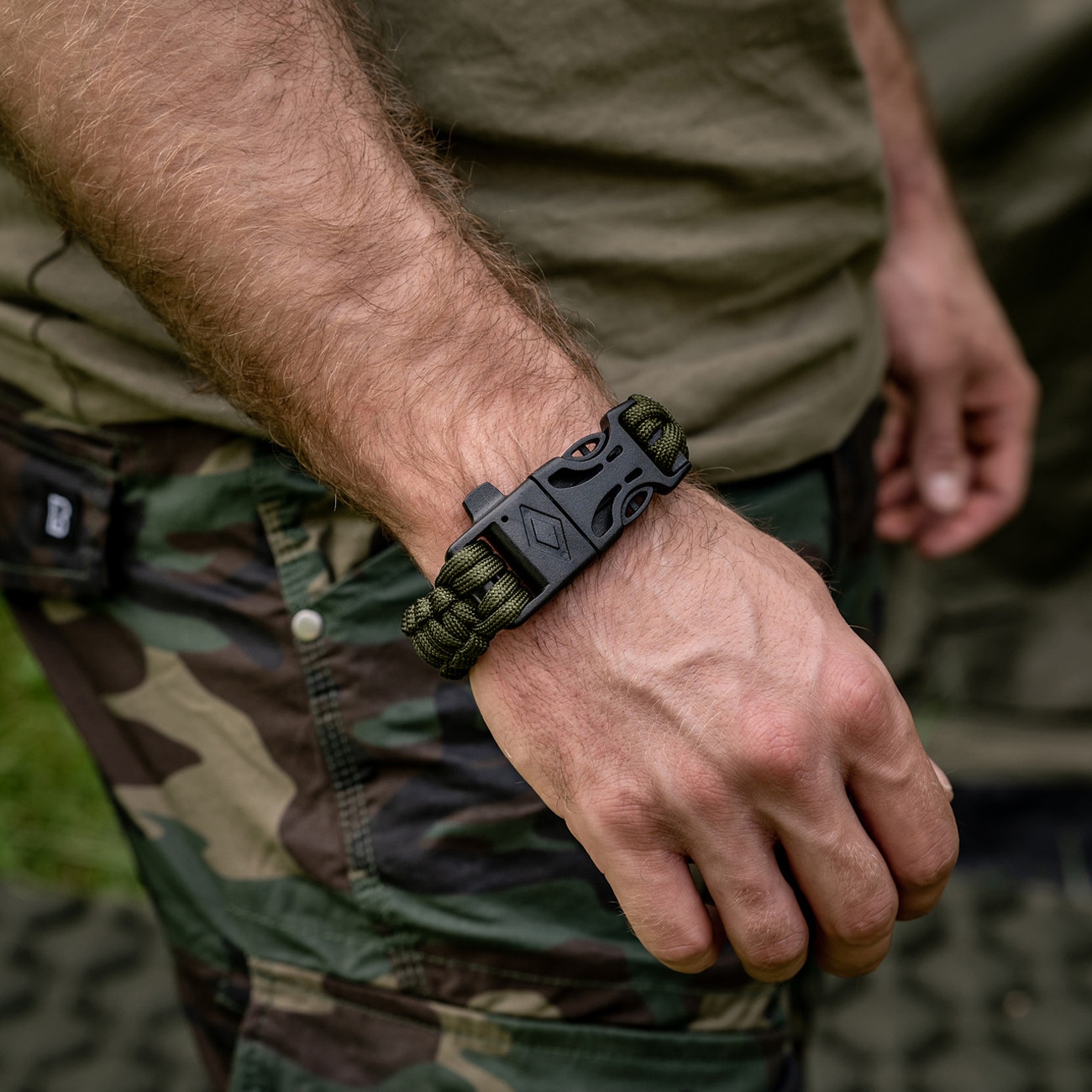 Badger Outdoor Paracord Bracelet with flint - Olive