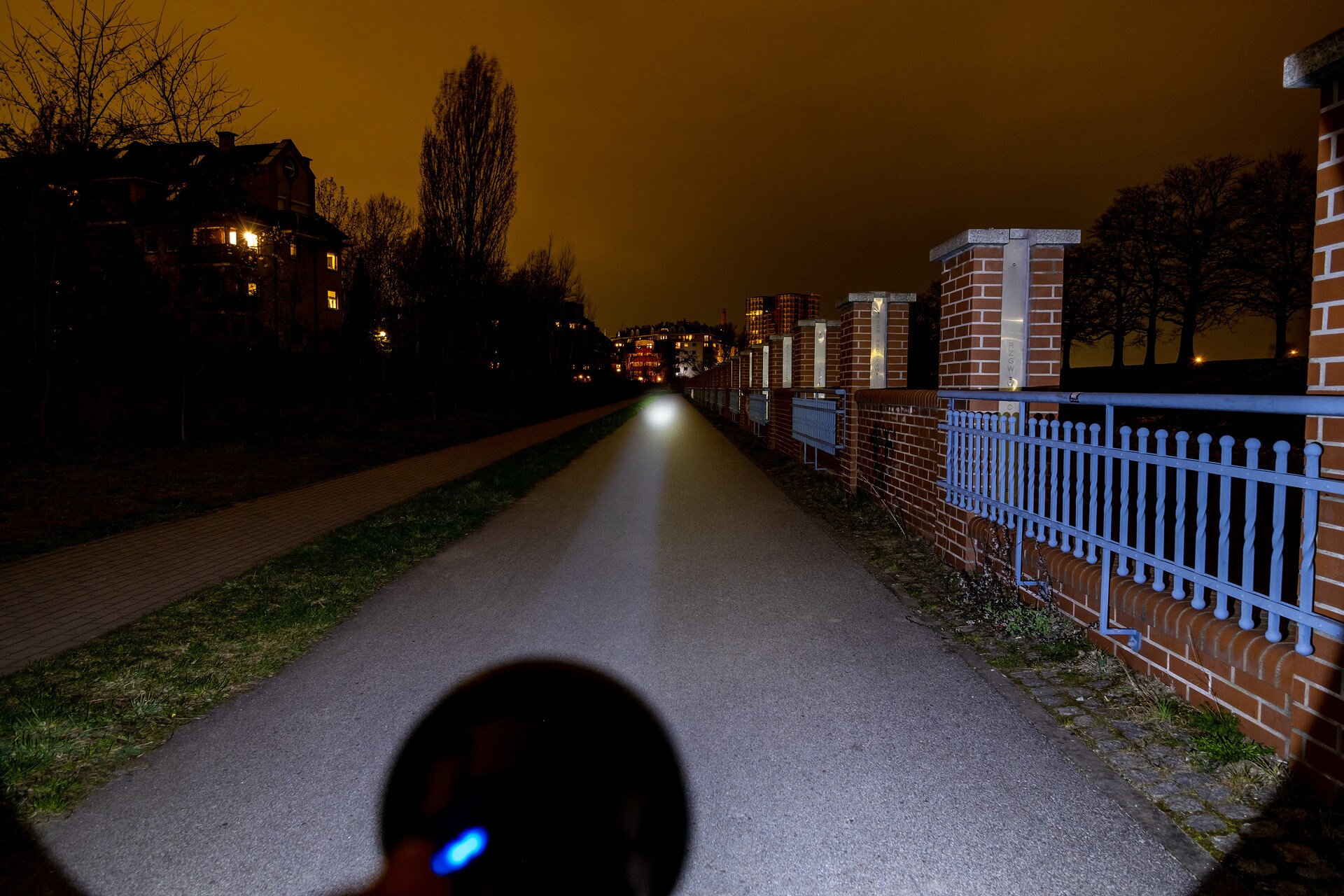 XRG E500 Thrower Rechargeable Flashlight - 1200 lumens