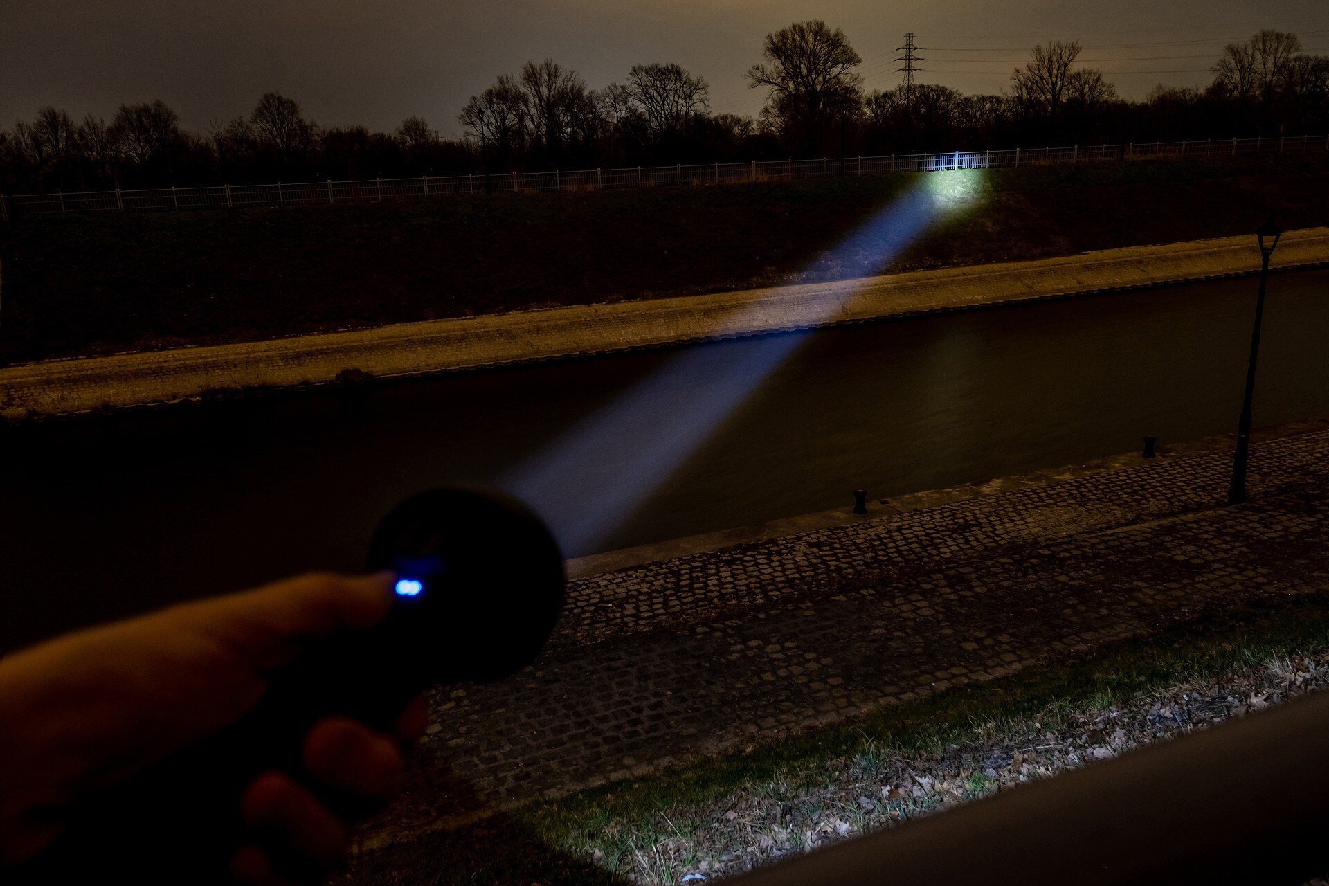 XRG E500 Thrower Rechargeable Flashlight - 1200 lumens