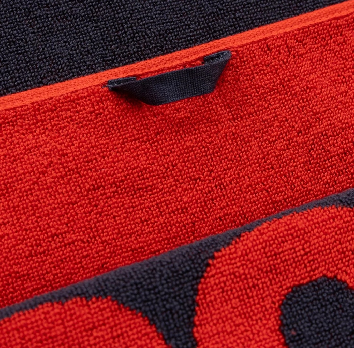 Pitbull Gym Hilltop Towel 88 x 52 cm - Graphite/Red