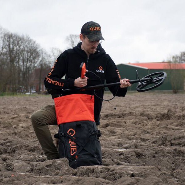 Quest 32 l backpack with USB output - black