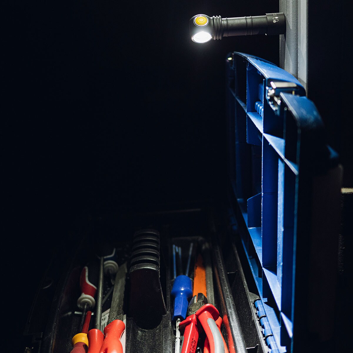 Armytek Wizard C2 WG Magnet USB White head and angle flashlight - 1100 lumens