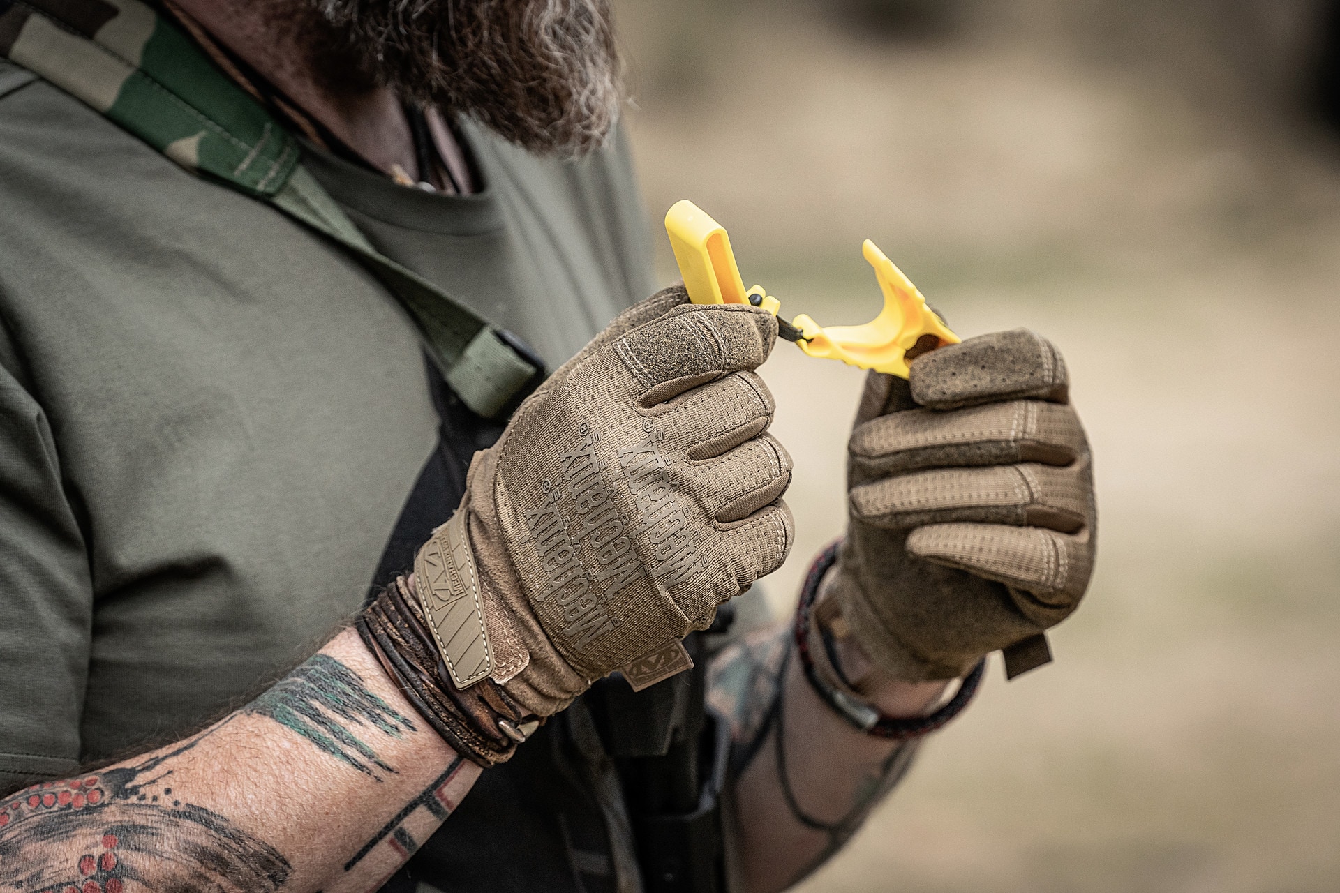 Clip Mechanix per fissare guanti - Yellow